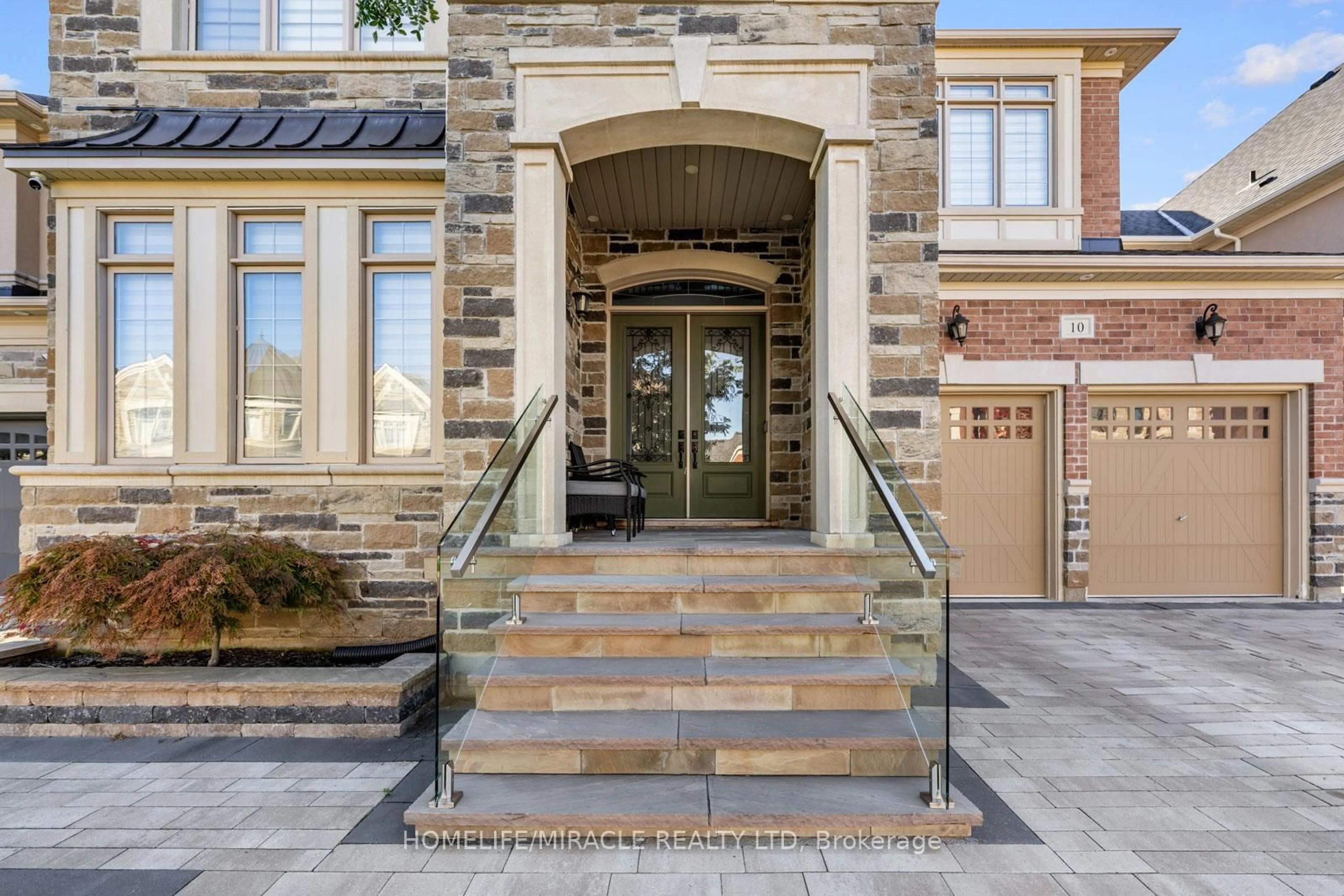 Indoor entryway for 10 Erintown Cres, Brampton Ontario L6P 4H2