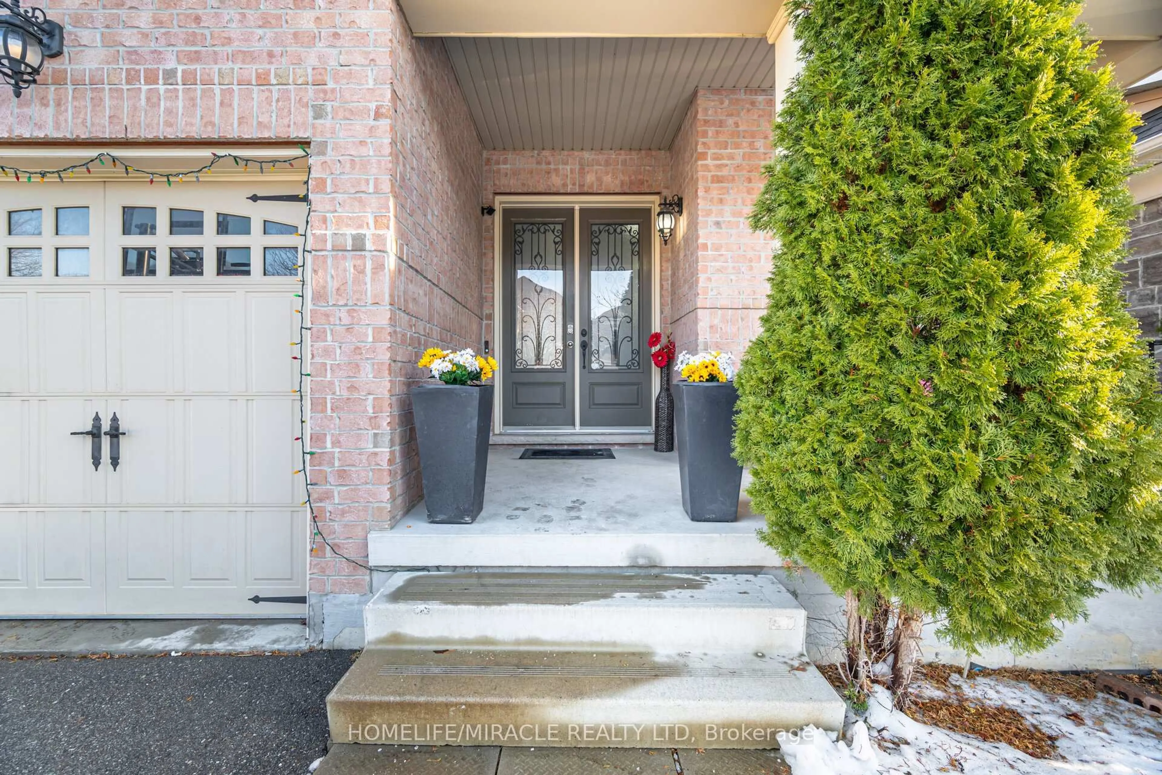Indoor entryway for 162 Coastline Dr, Brampton Ontario L6Y 0S2