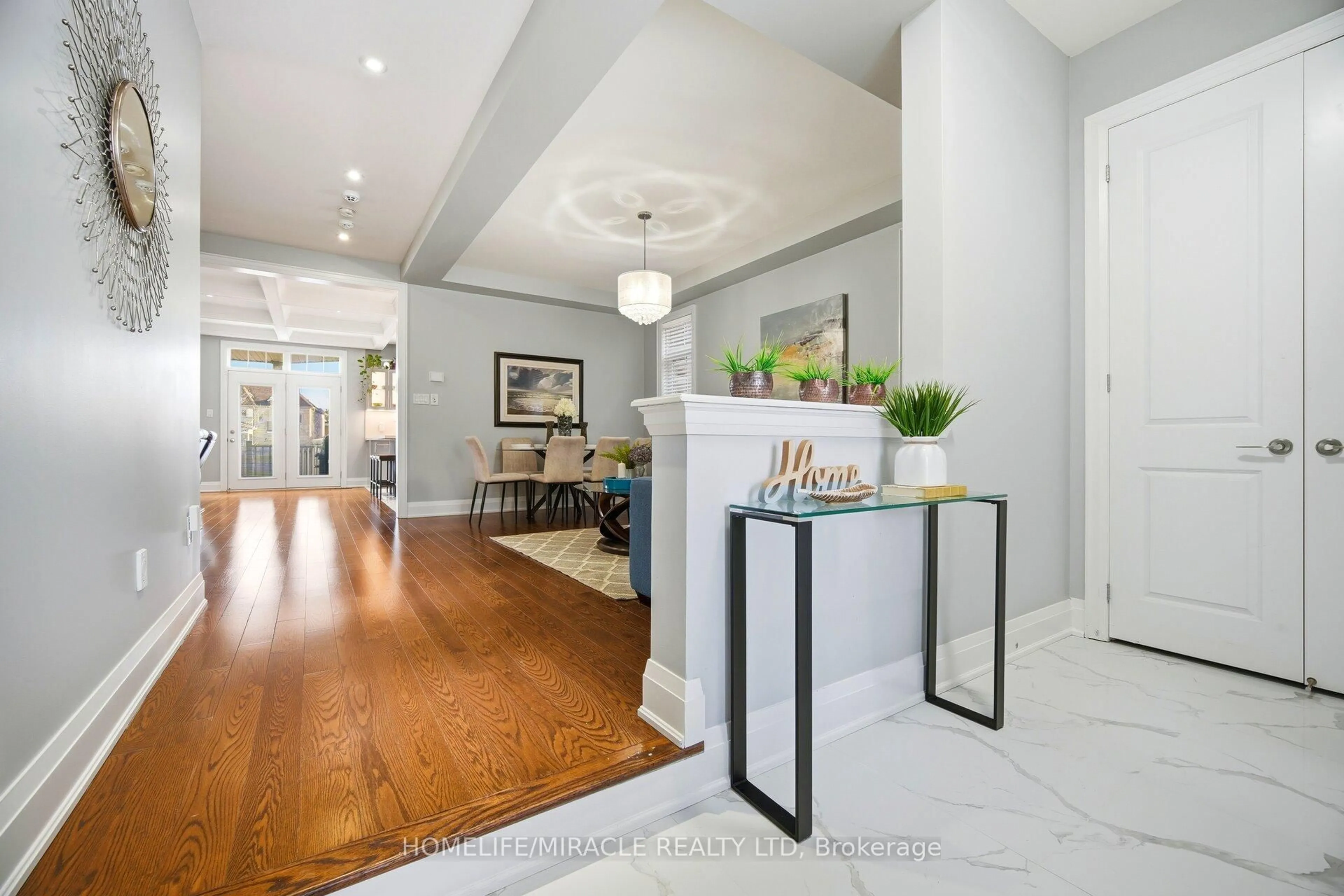 Indoor foyer for 162 Coastline Dr, Brampton Ontario L6Y 0S2