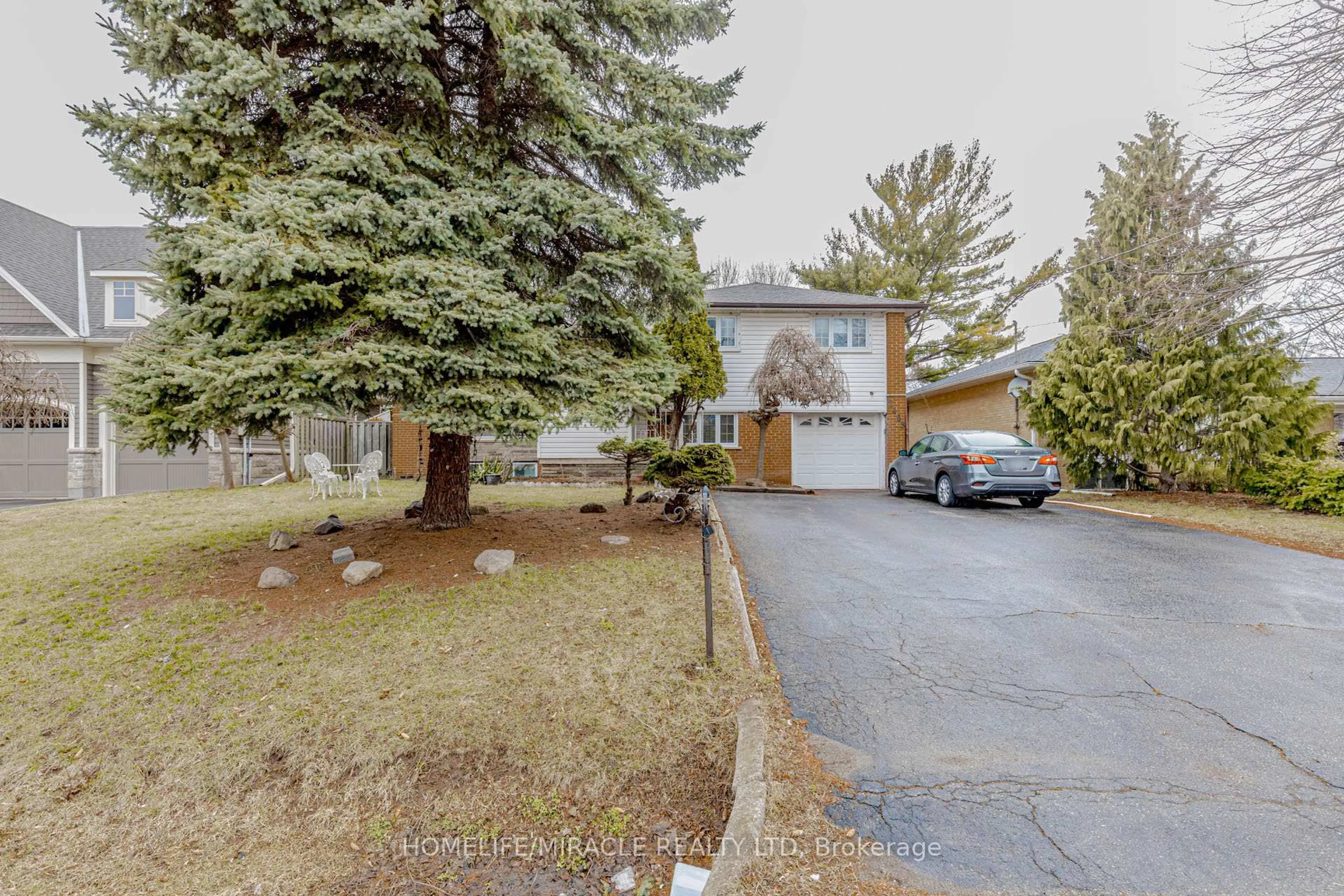 A pic from outside/outdoor area/front of a property/back of a property/a pic from drone, street for 2463 Applewood Dr, Oakville Ontario L6L 1V7