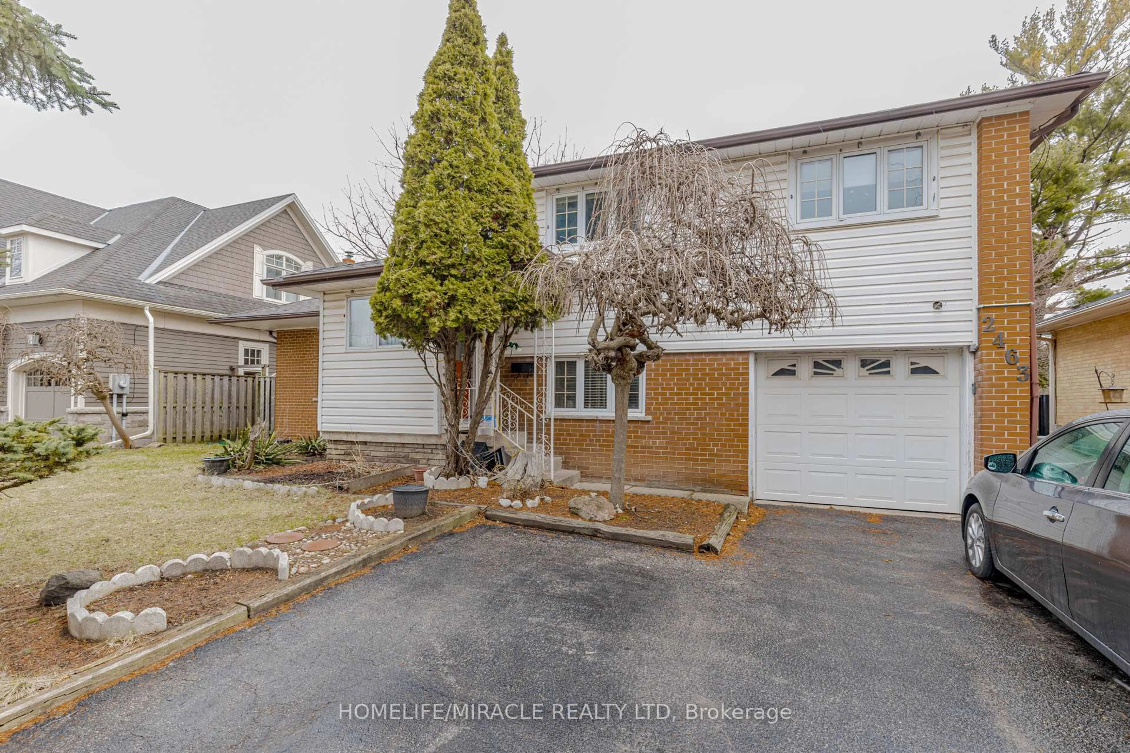 A pic from outside/outdoor area/front of a property/back of a property/a pic from drone, street for 2463 Applewood Dr, Oakville Ontario L6L 1V7