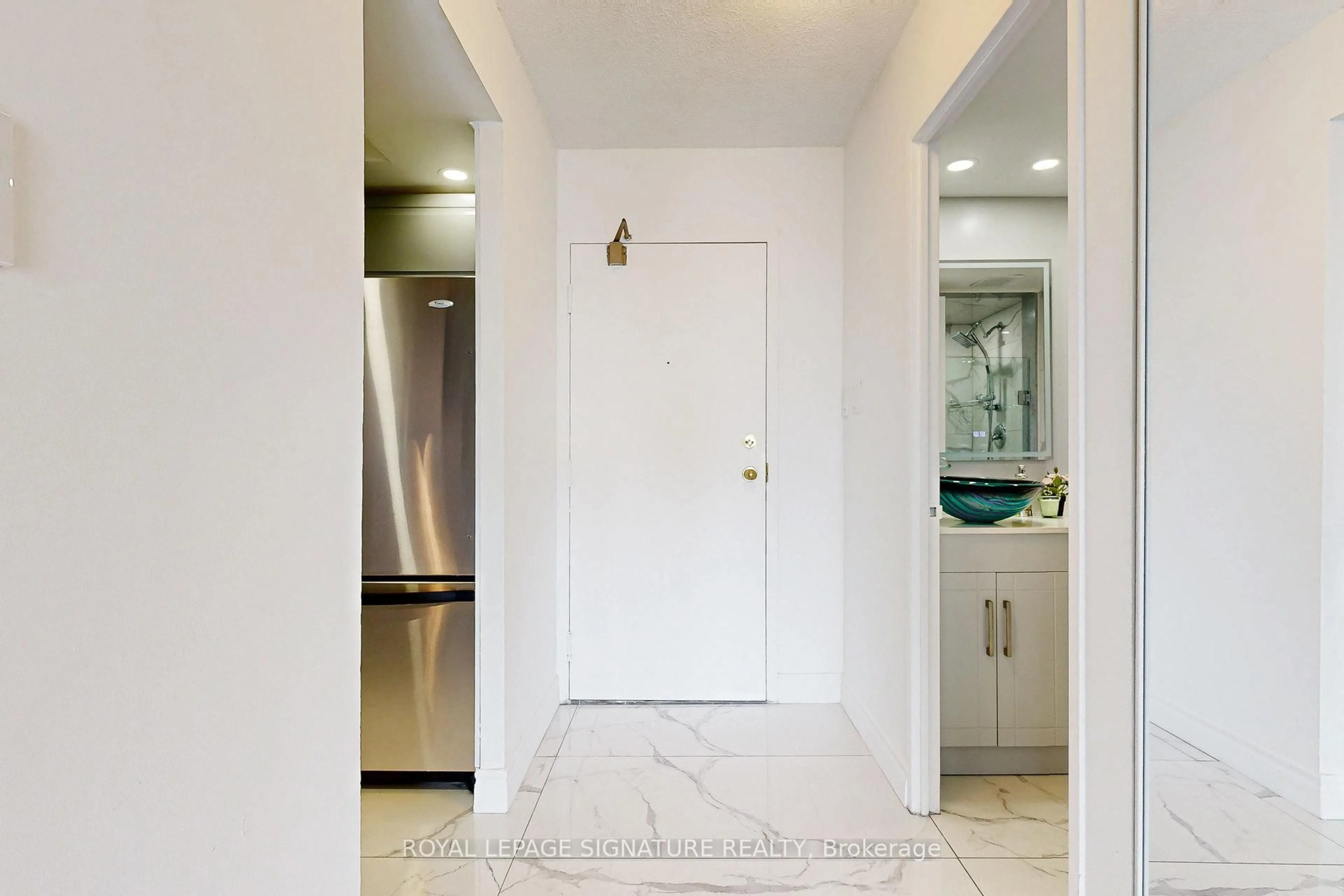 Indoor entryway for 265 Enfield Pl #1501, Mississauga Ontario L5B 3Y7