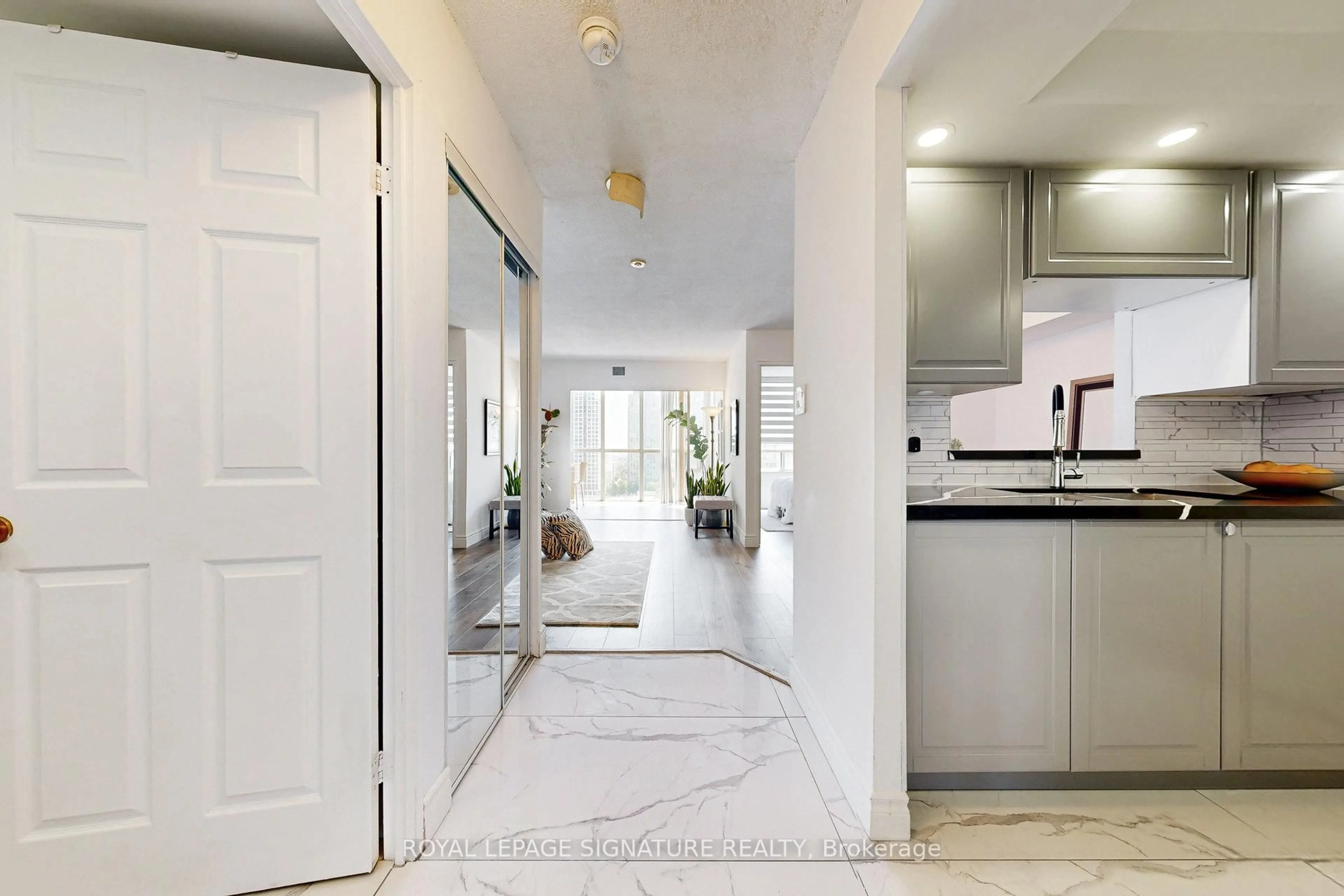 Indoor entryway for 265 Enfield Pl #1501, Mississauga Ontario L5B 3Y7