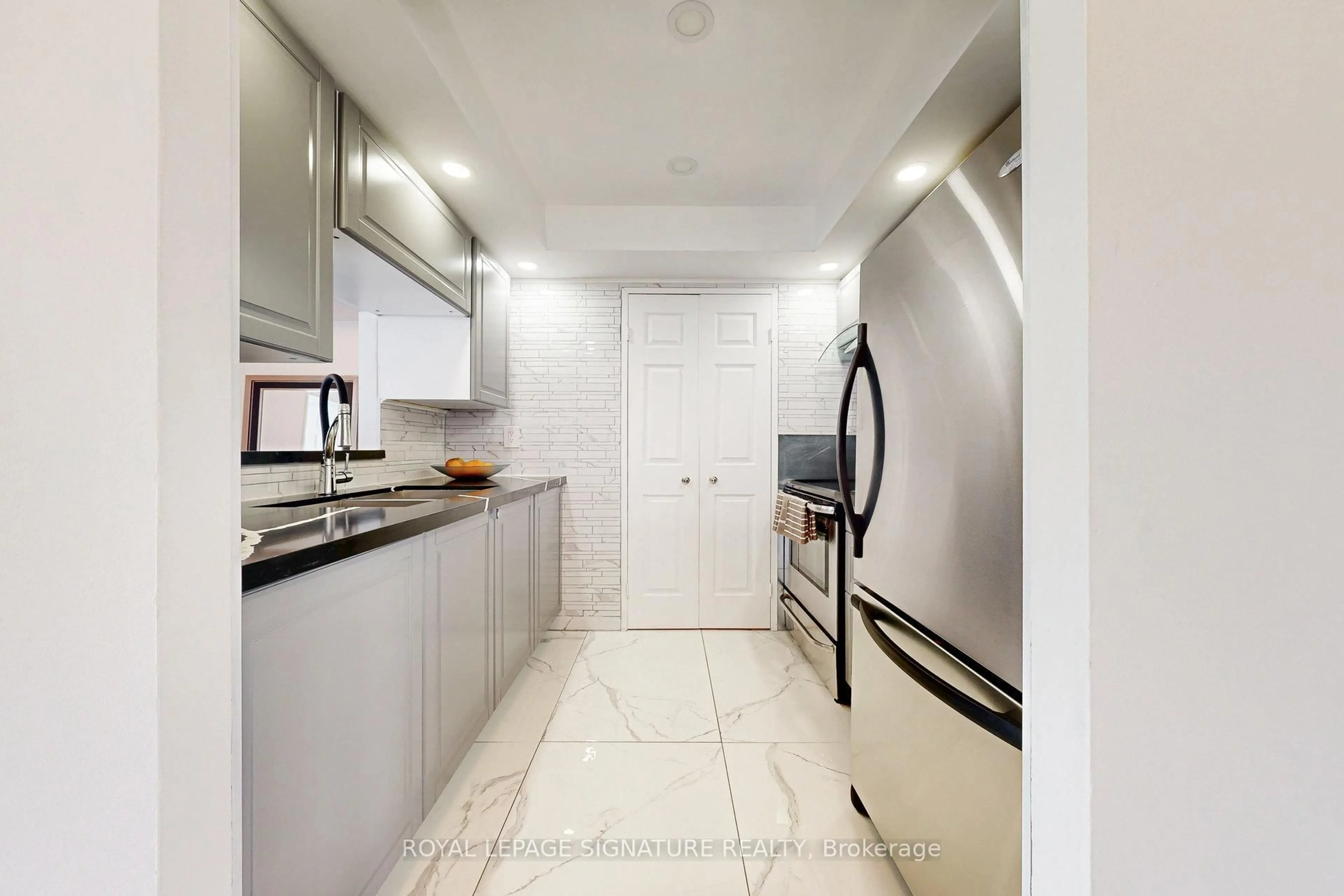 Standard kitchen, ceramic/tile floor for 265 Enfield Pl #1501, Mississauga Ontario L5B 3Y7