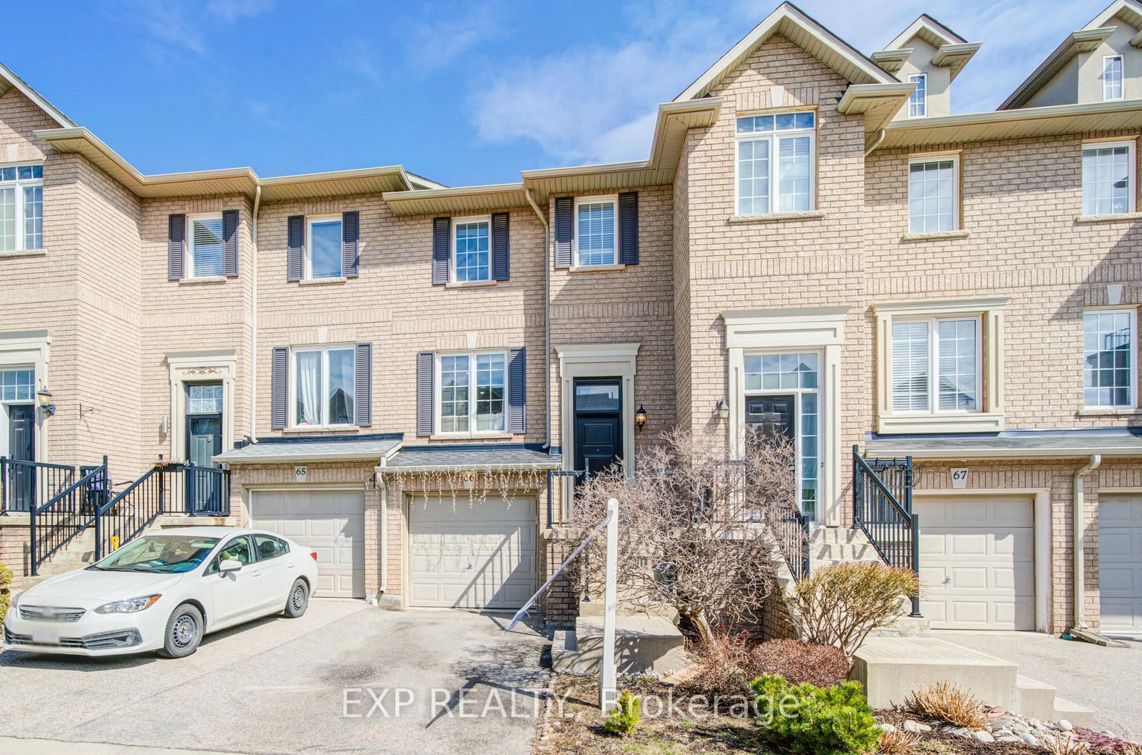A pic from outside/outdoor area/front of a property/back of a property/a pic from drone, street for 2280 Baronwood Dr #66, Oakville Ontario L6M 4Z5