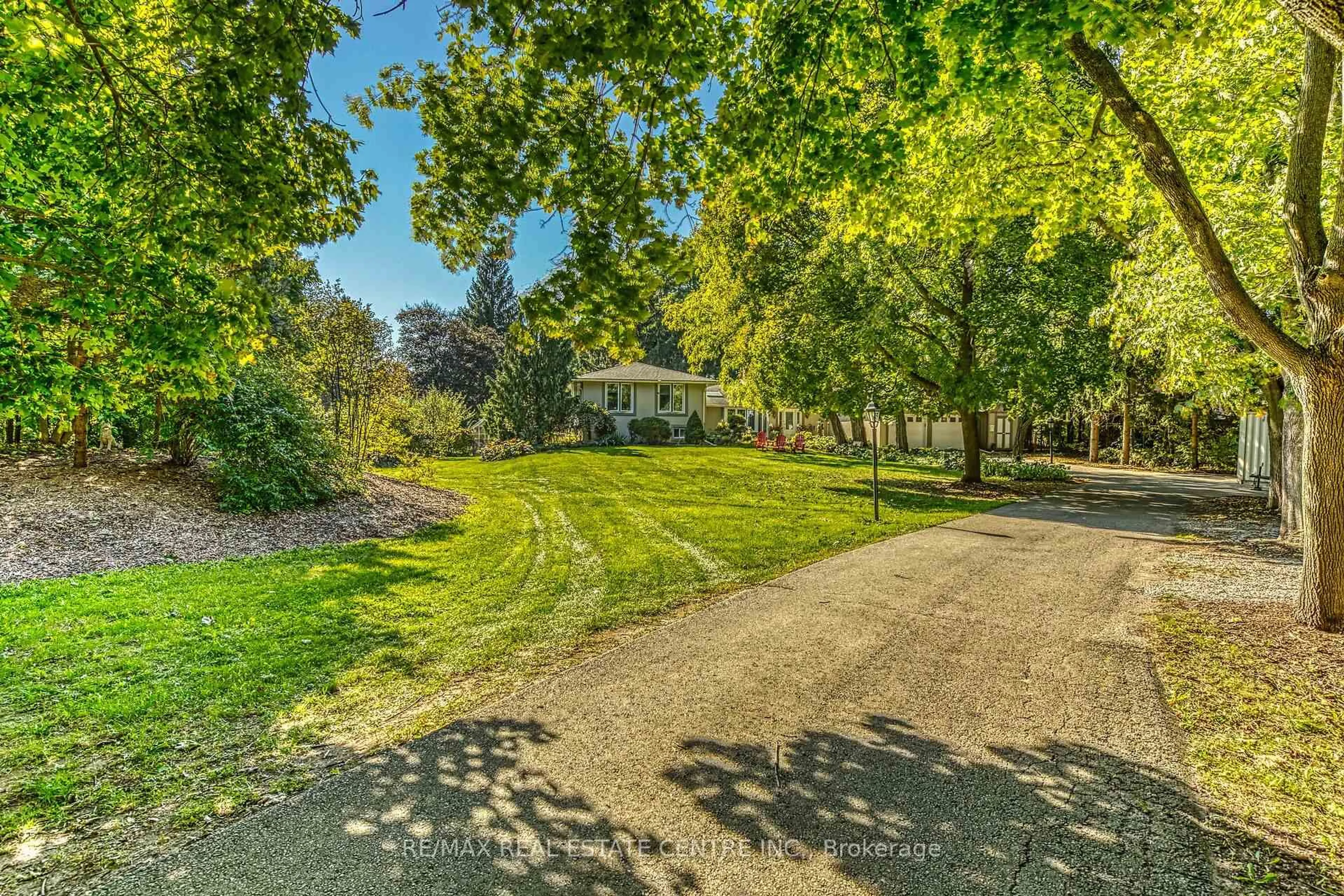 A pic from outside/outdoor area/front of a property/back of a property/a pic from drone, street for 5590 Blind Line, Burlington Ontario L7P 0B2