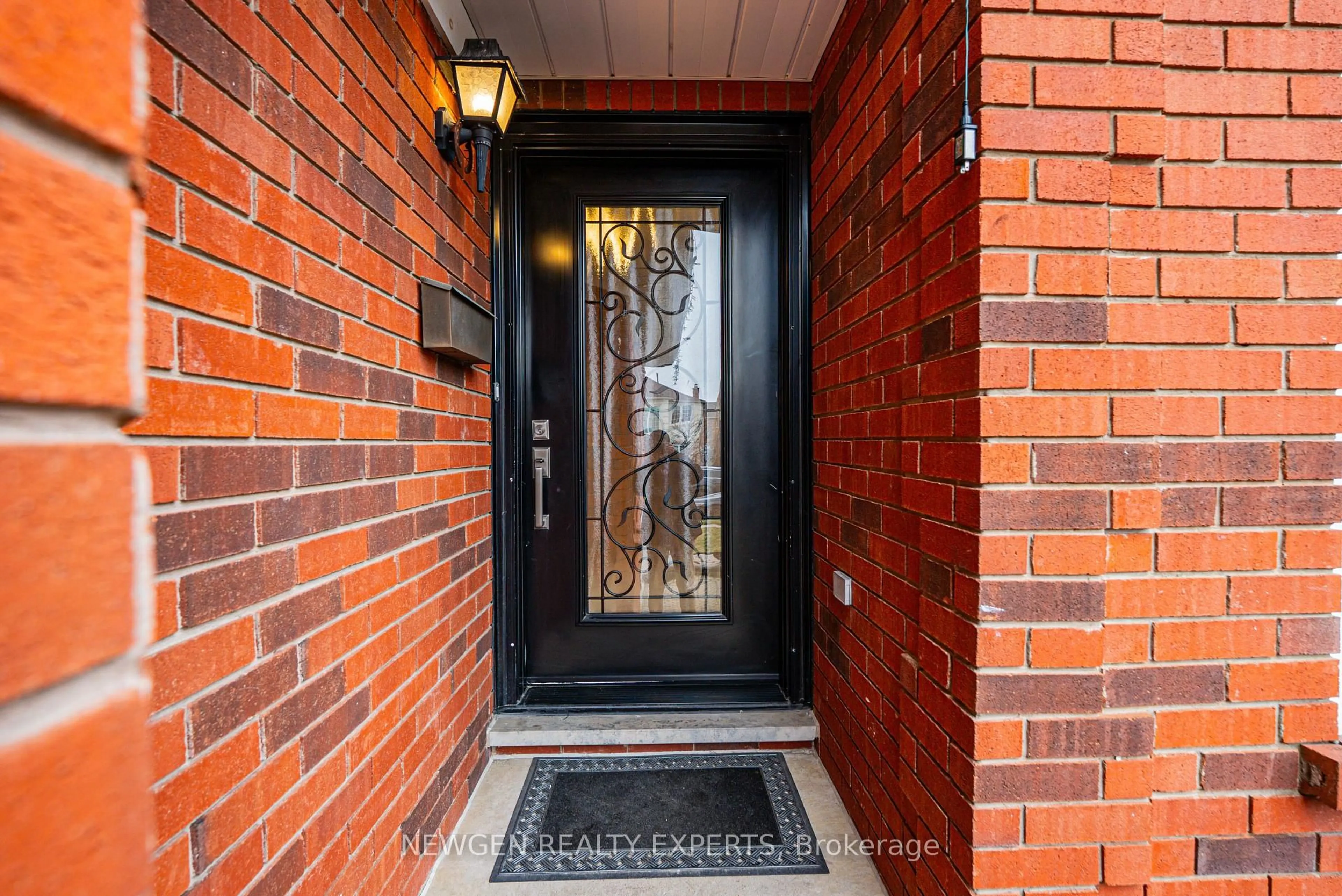 Indoor entryway for 30 Adirondack Cres, Brampton Ontario L6R 1E5