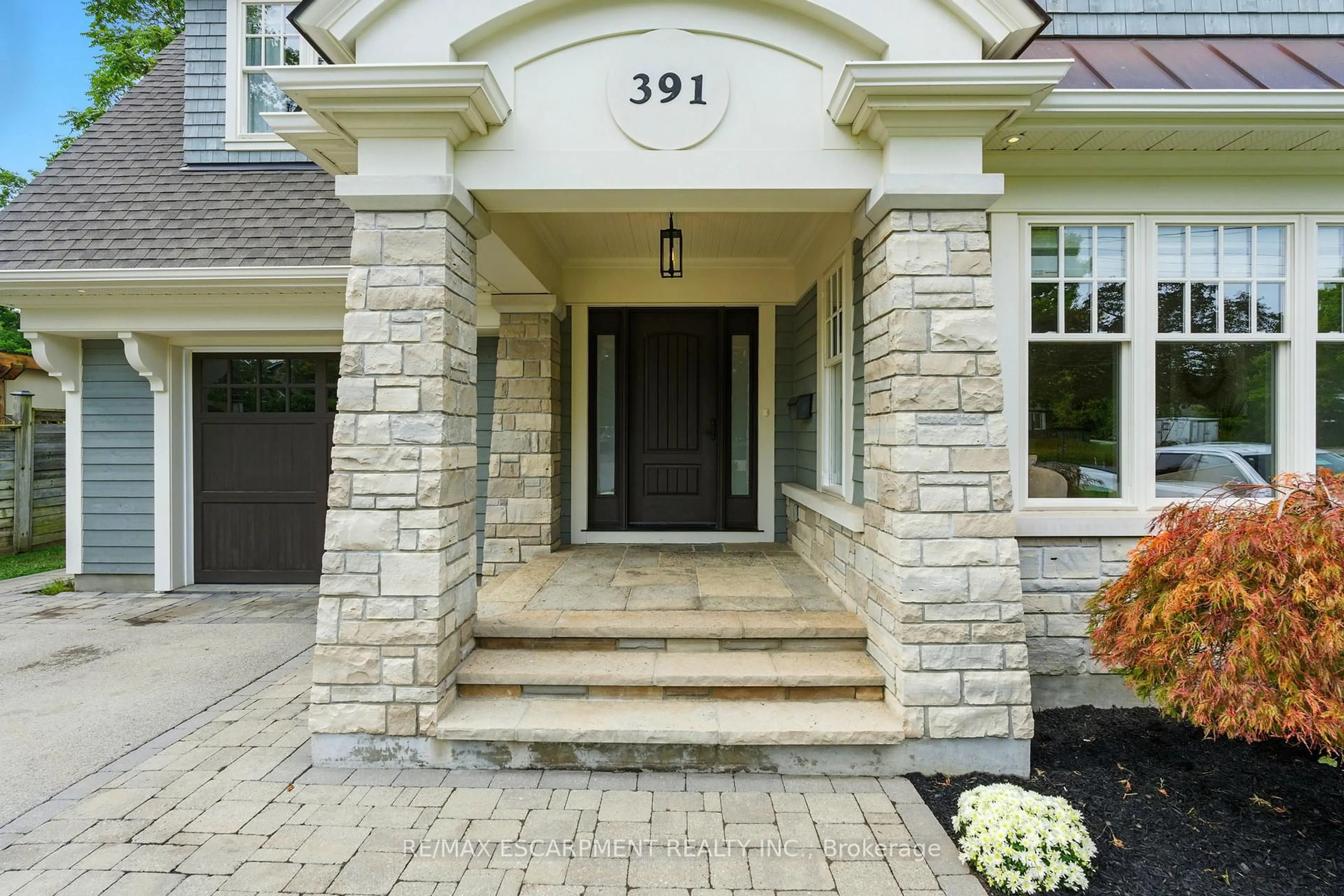 Indoor entryway for 391 Patricia Dr, Burlington Ontario L7T 1J9