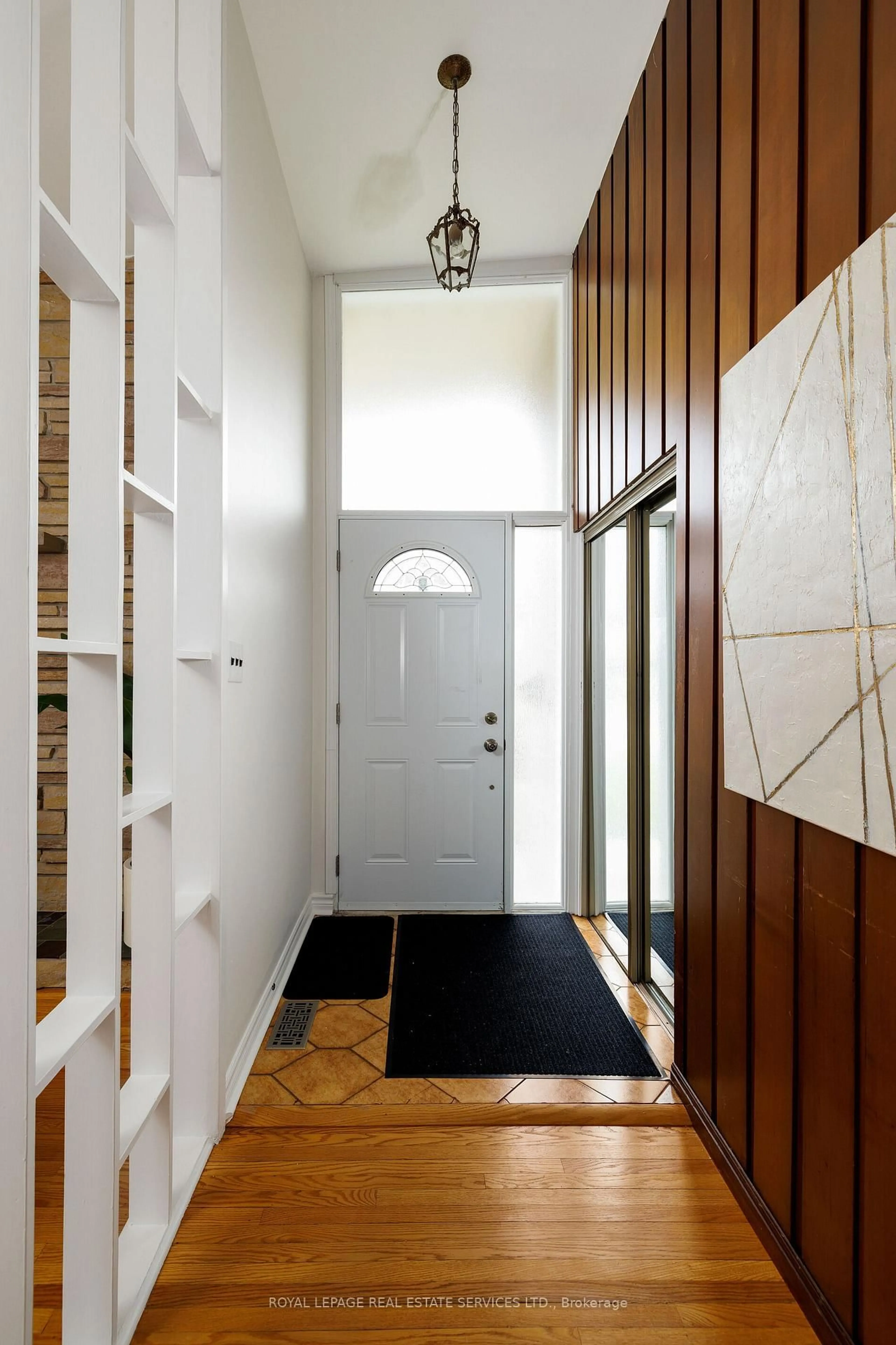 Indoor entryway for 1106 Falgarwood Dr, Oakville Ontario L6H 1N9