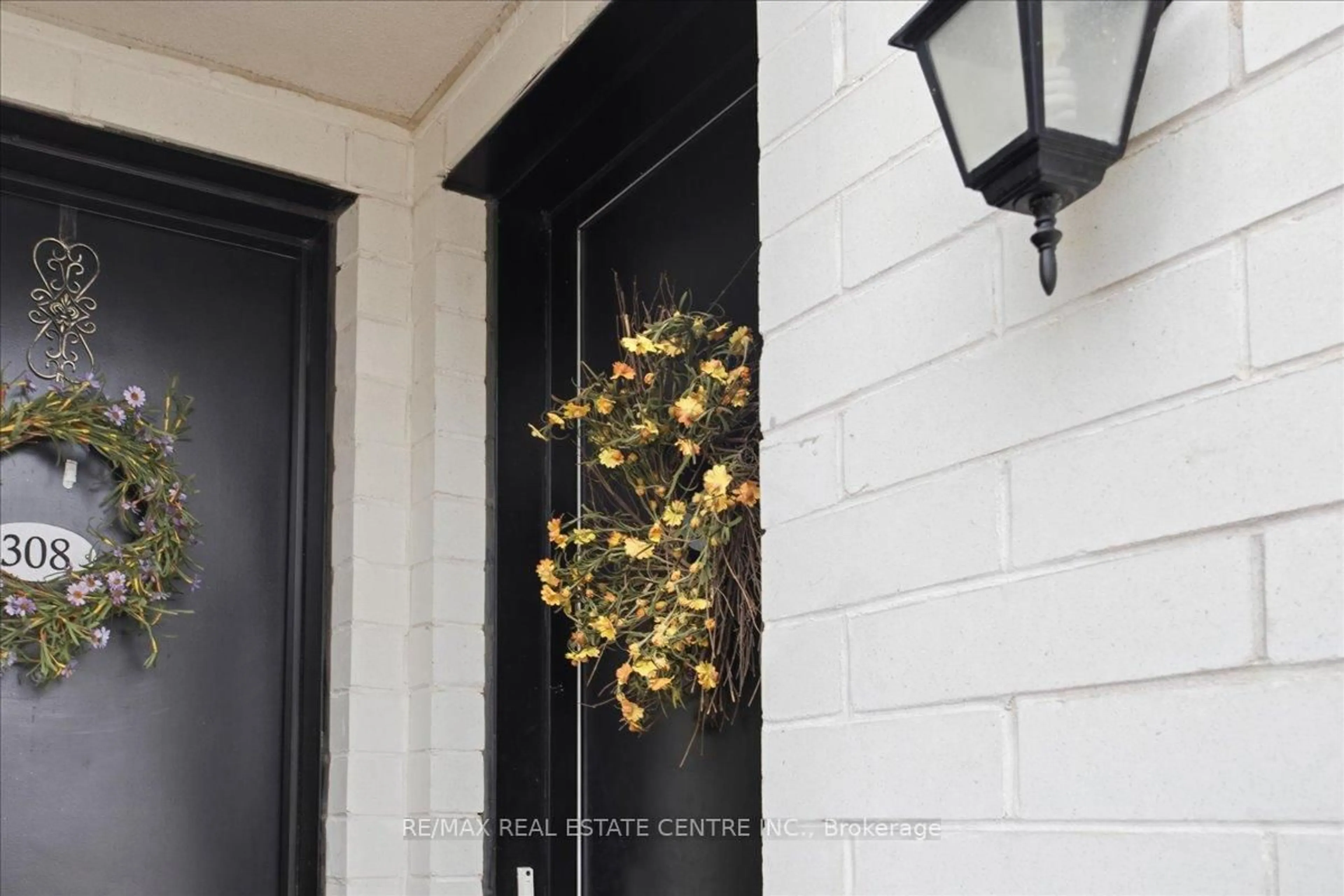 Indoor entryway for 132 Widdicombe Hill Blvd #307, Toronto Ontario M9R 0A9