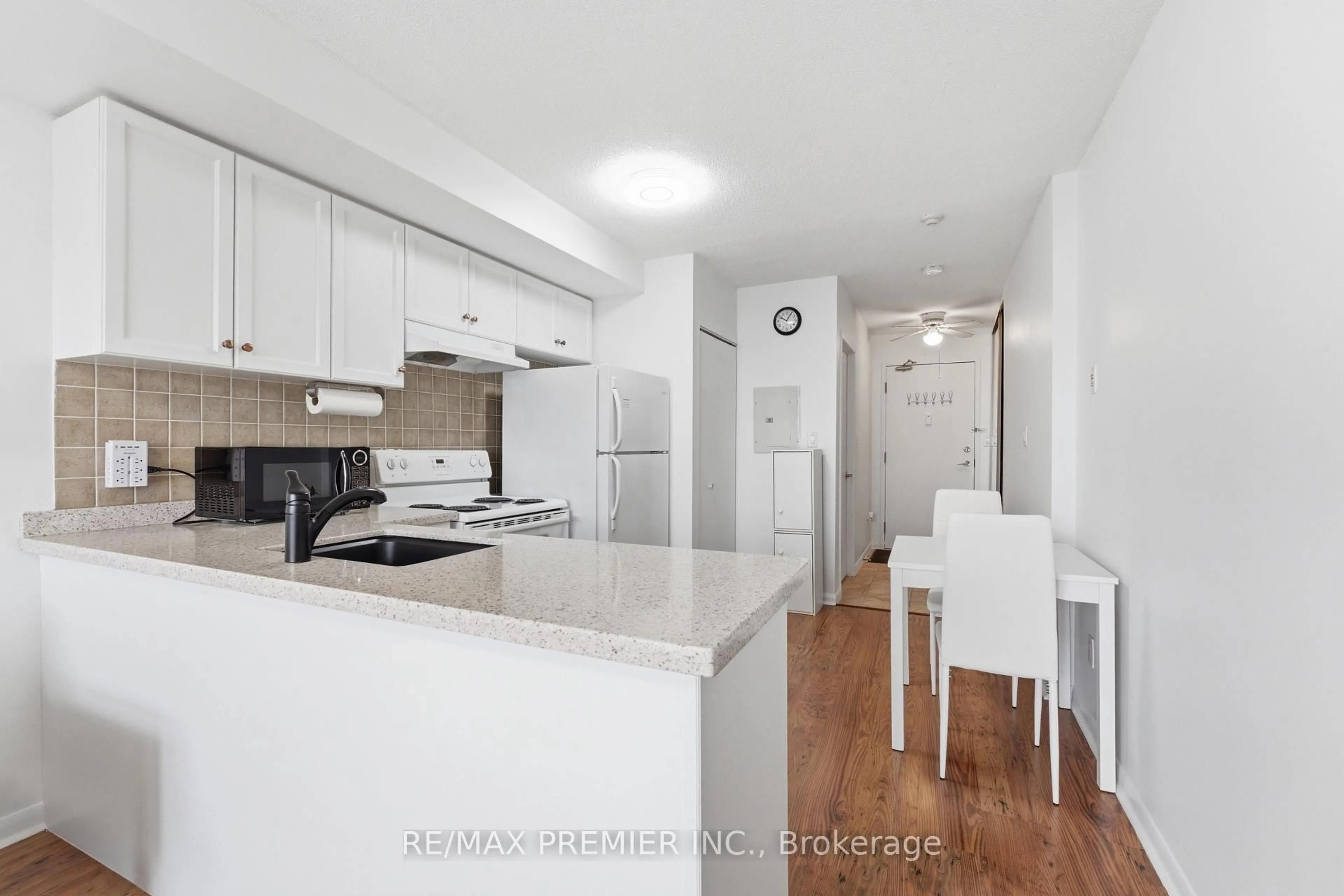 Standard kitchen, unknown for 2464 Weston Rd #815, Toronto Ontario M9N 0A2