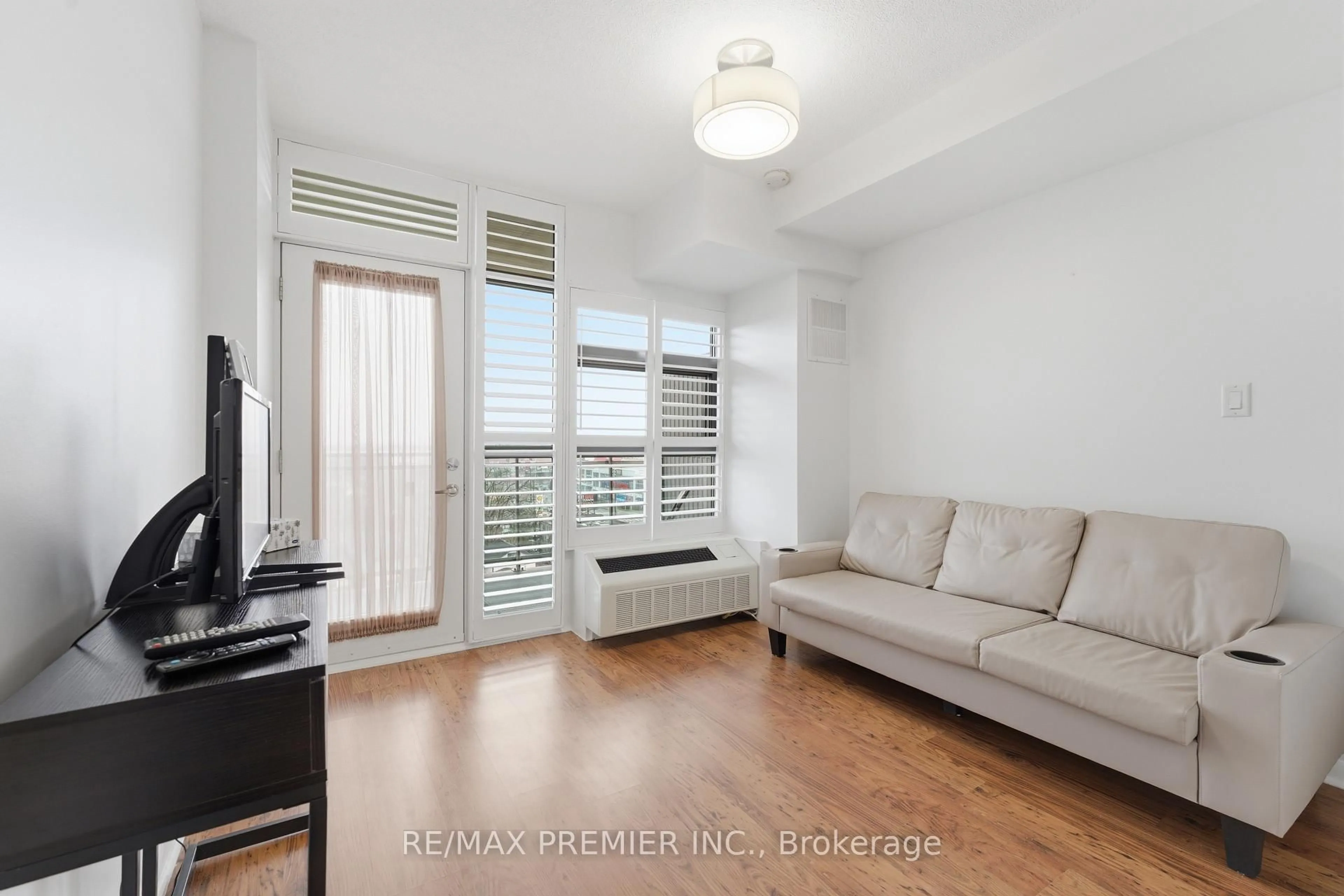Living room with furniture, wood/laminate floor for 2464 Weston Rd #815, Toronto Ontario M9N 0A2