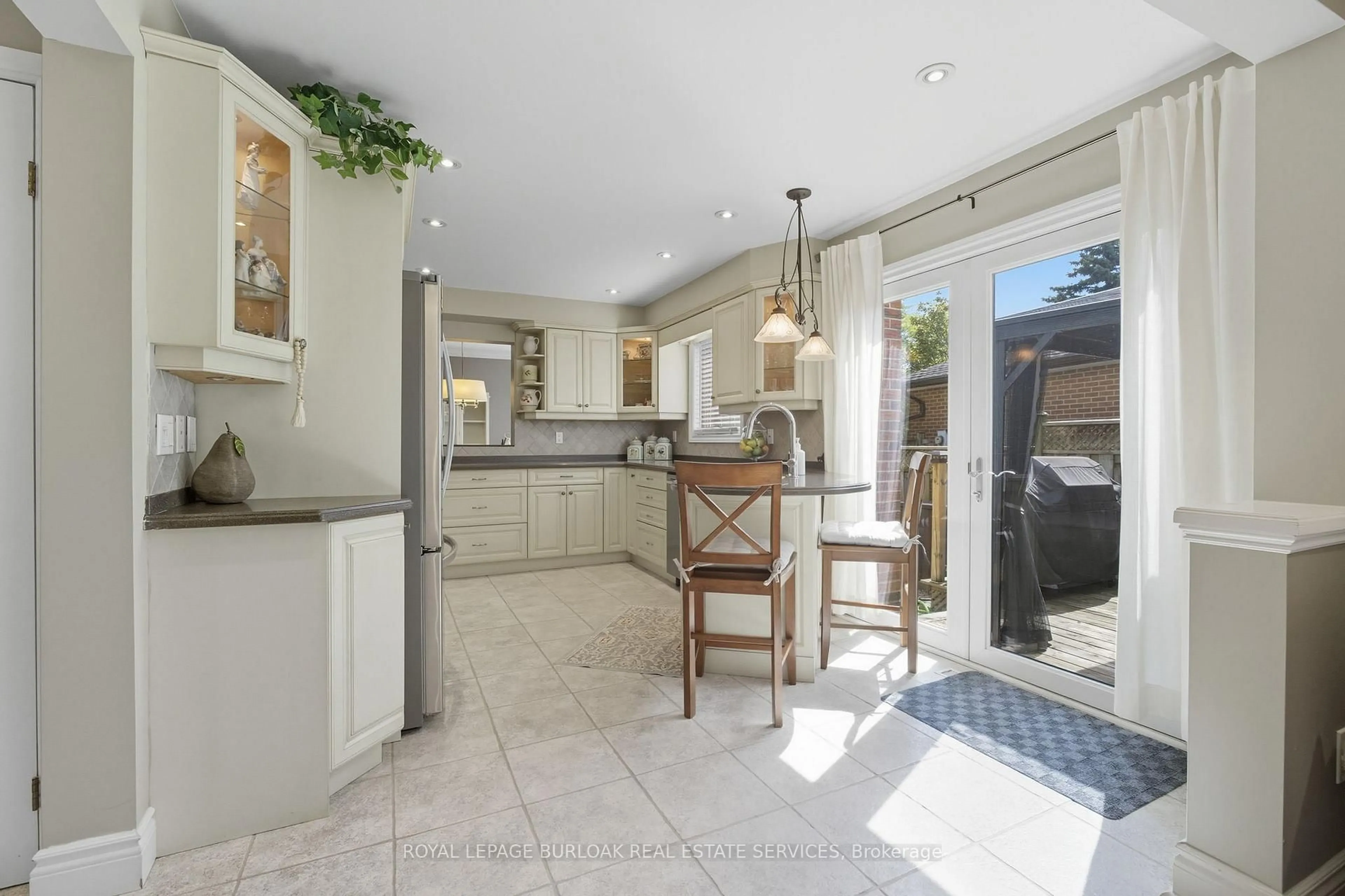 Open concept kitchen, ceramic/tile floor for 1580 Woodeden Dr, Mississauga Ontario L5H 3S5