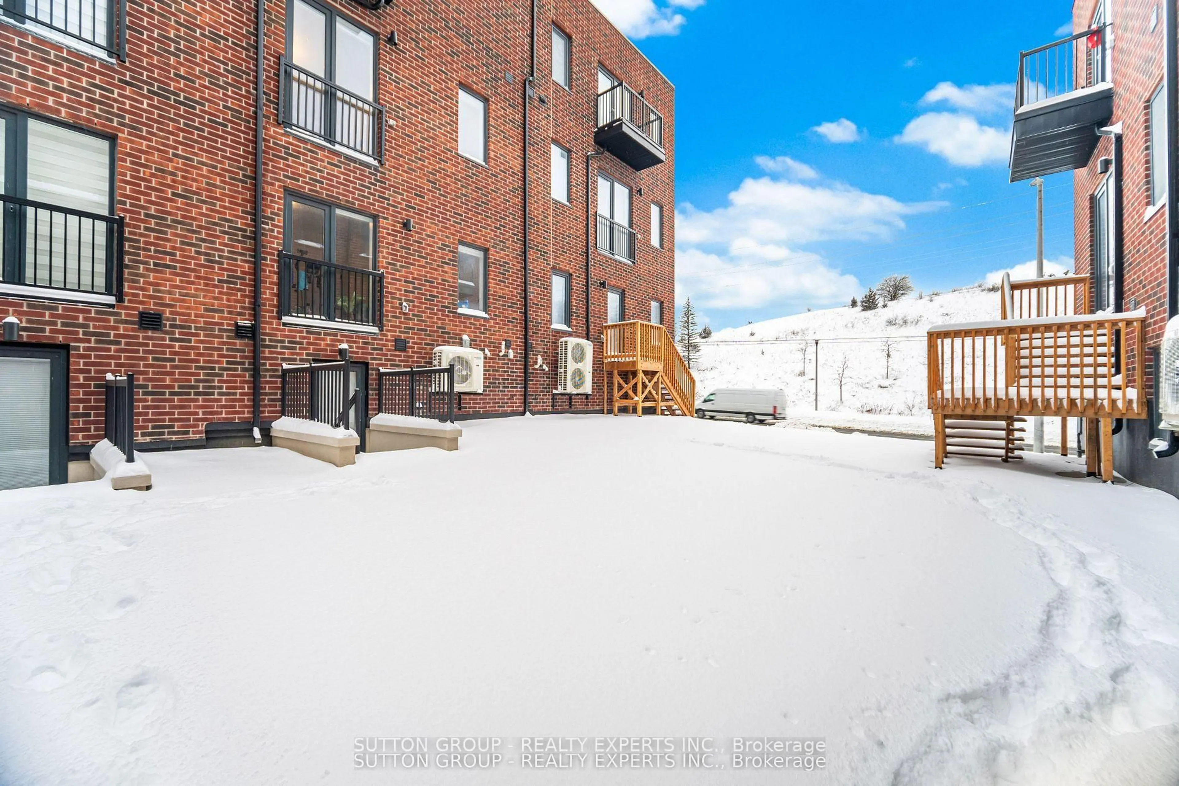 Patio, building for 5 Taylor Crt, Caledon Ontario L7E 2R7