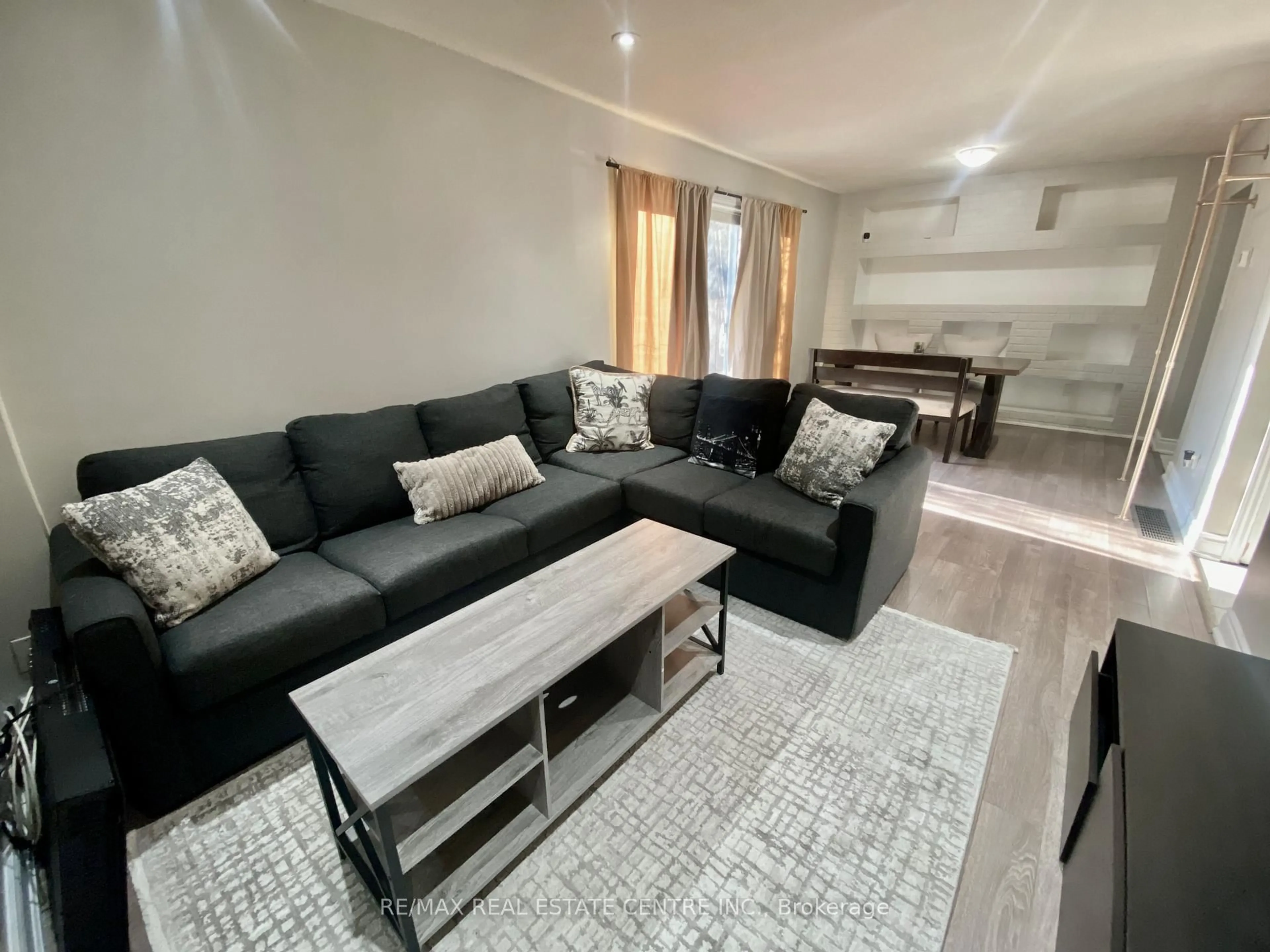 Living room with furniture, unknown for 2755 Windwood Dr #17, Mississauga Ontario L5N 2C8