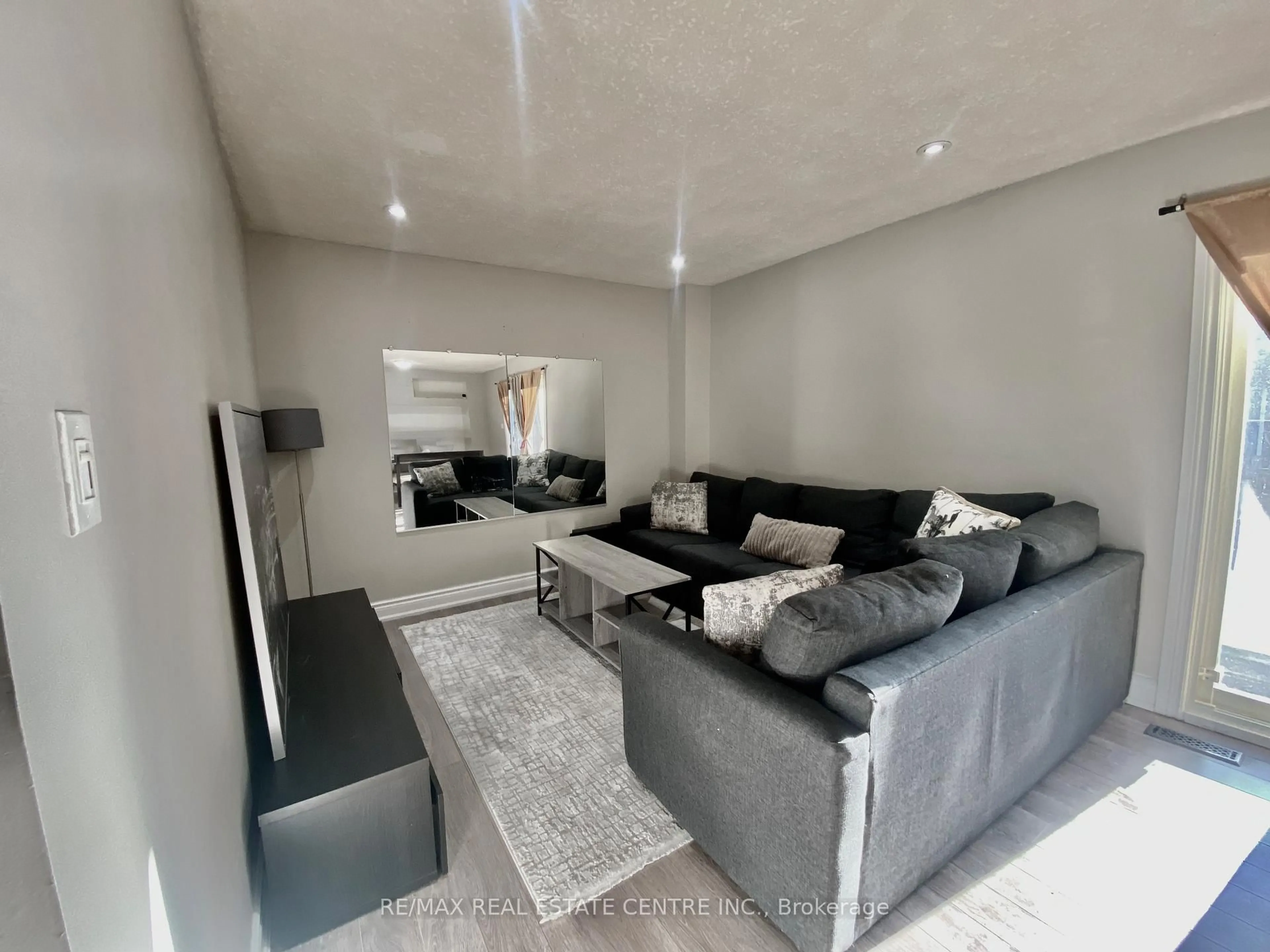 Living room with furniture, unknown for 2755 Windwood Dr #17, Mississauga Ontario L5N 2C8