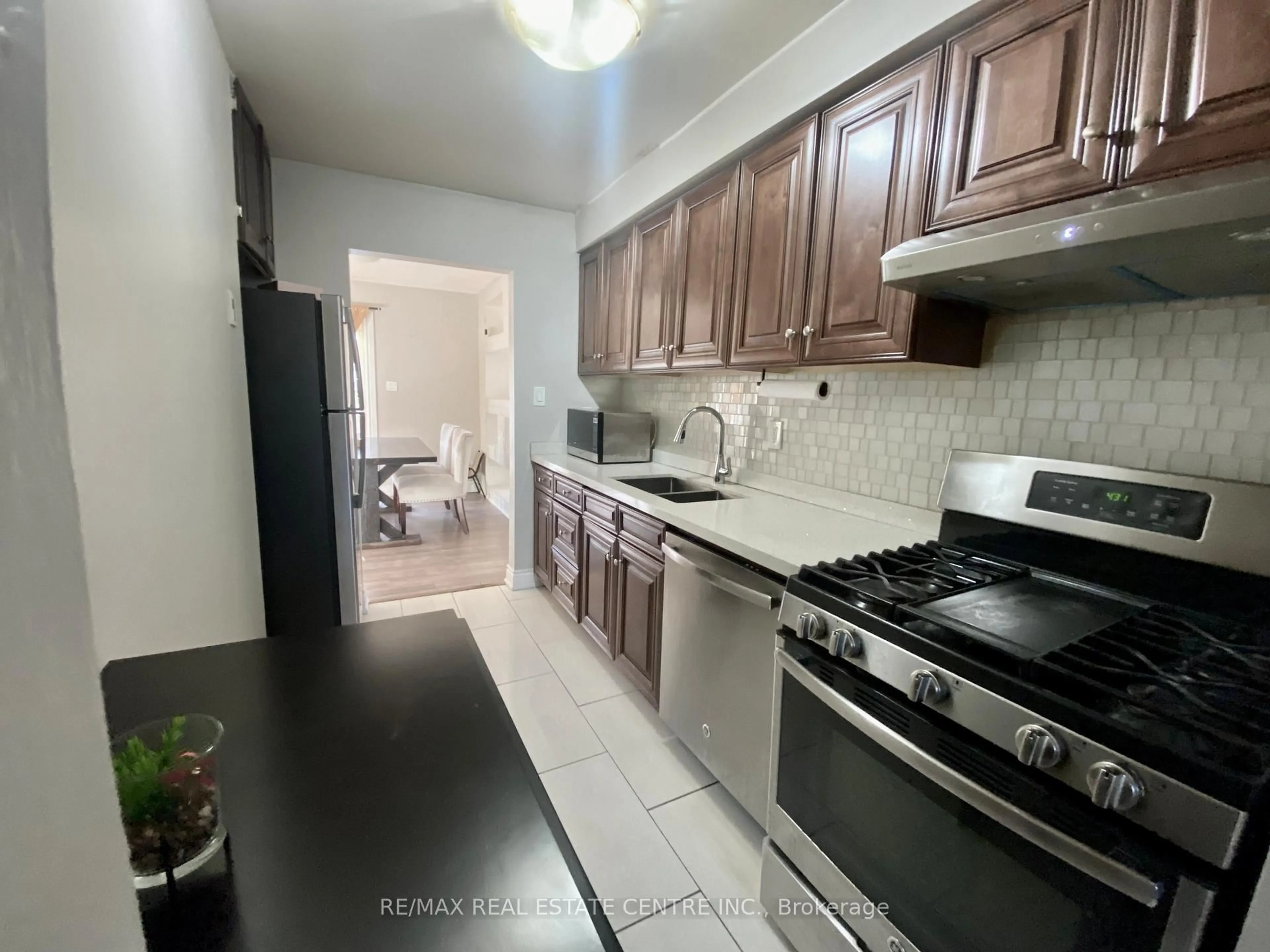 Standard kitchen, unknown for 2755 Windwood Dr #17, Mississauga Ontario L5N 2C8