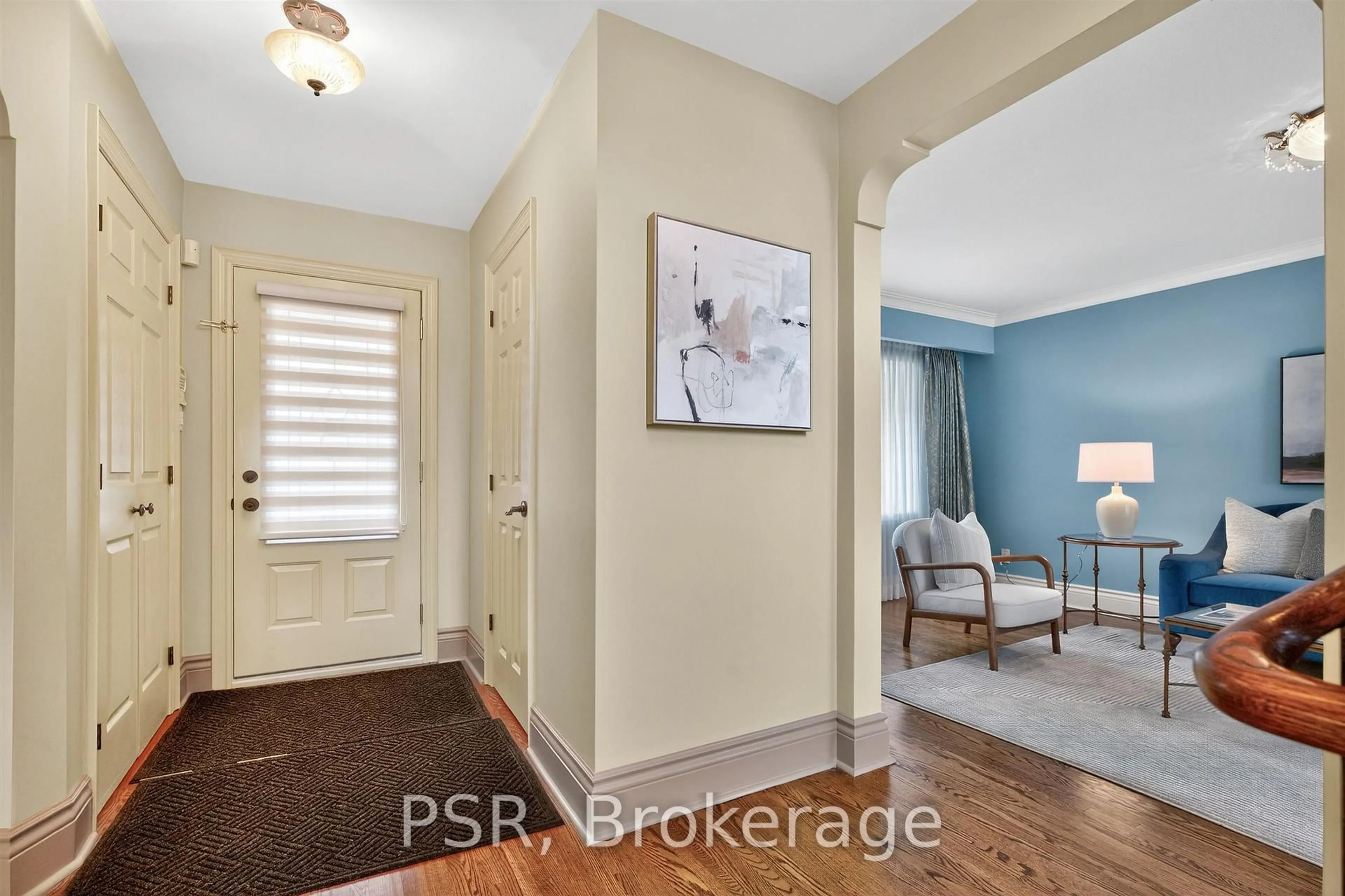 Indoor entryway for 575 Patricia Dr, Oakville Ontario L6K 1M4