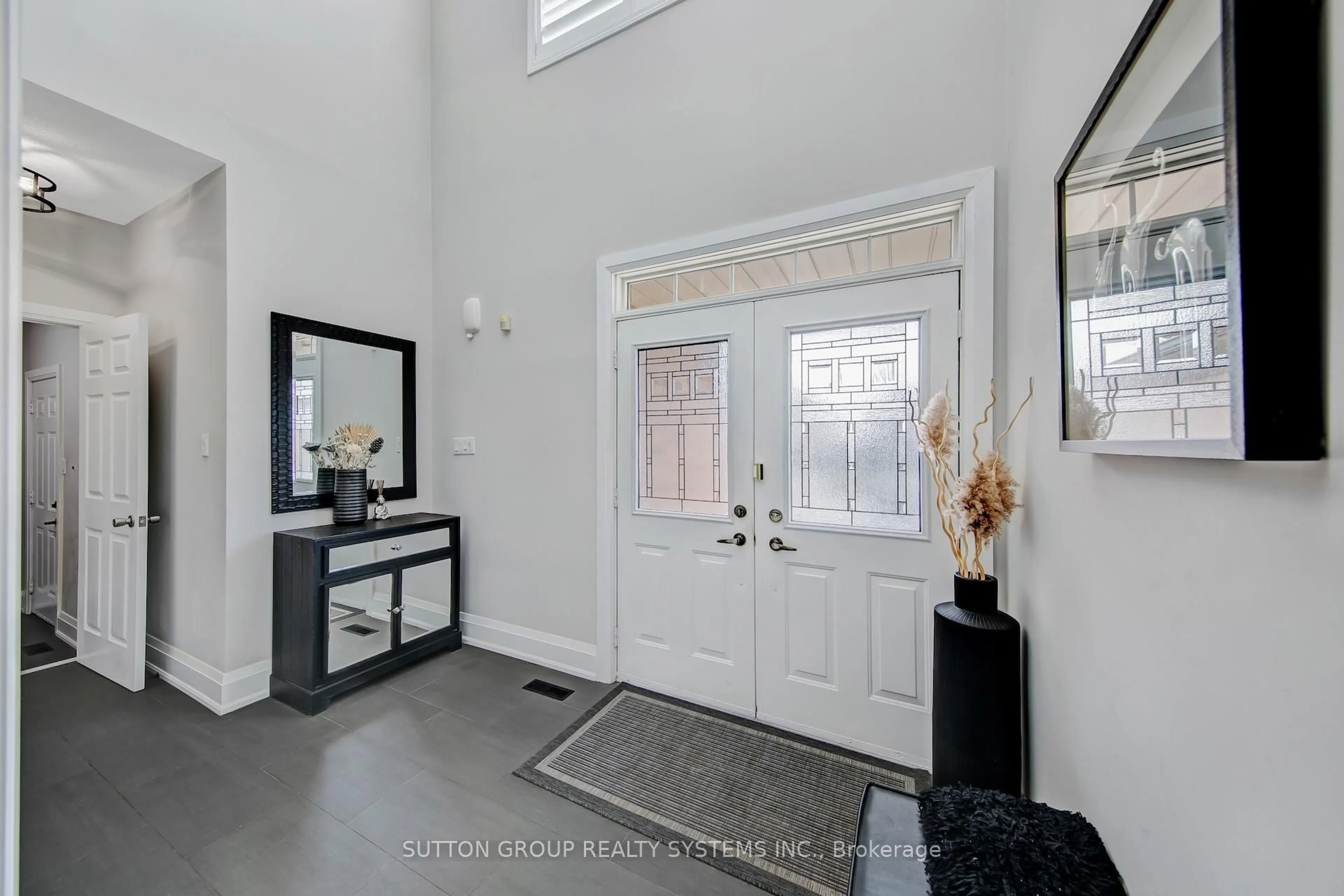 Indoor entryway for 3336 Crompton Cres, Mississauga Ontario L5B 4C7