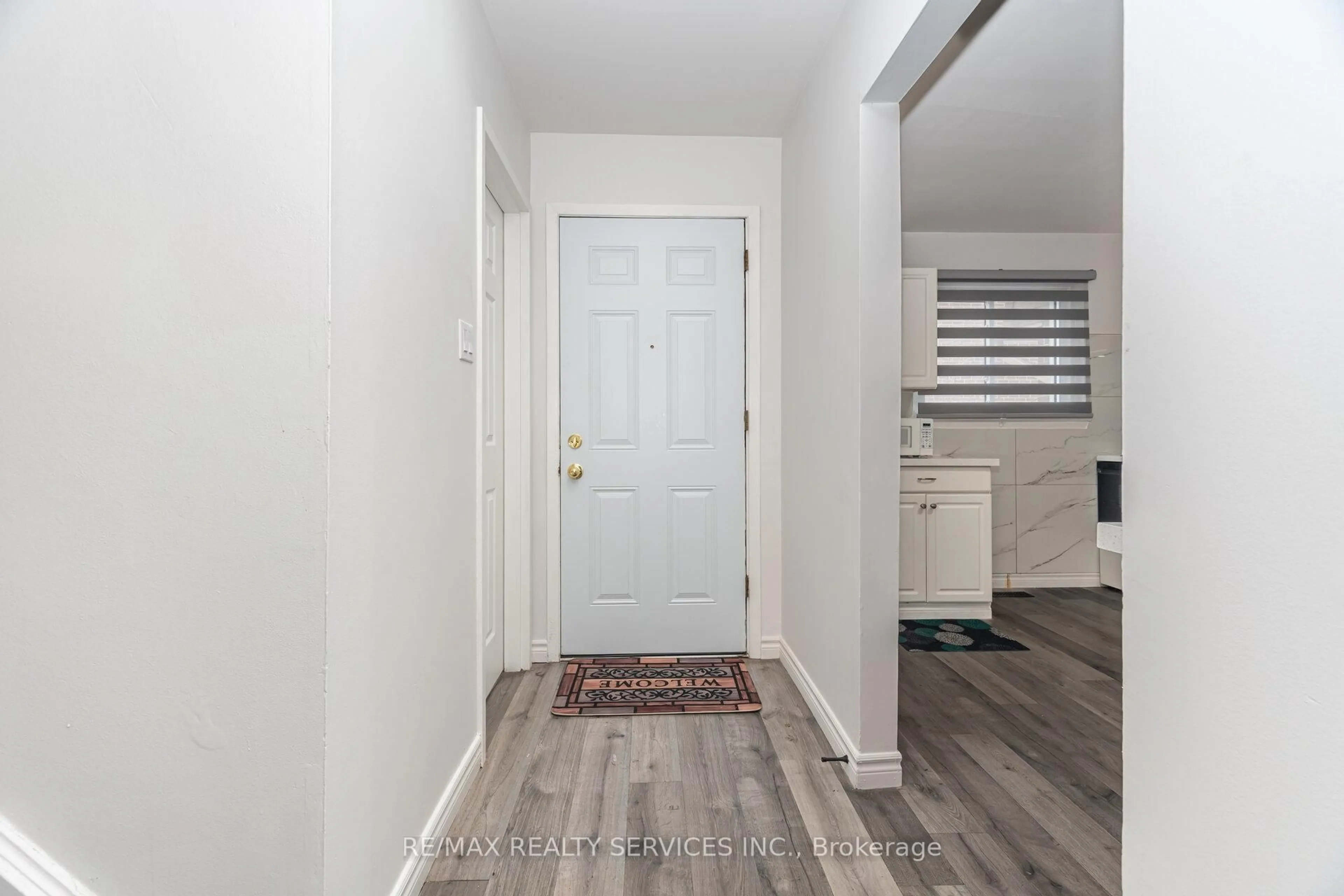 Indoor entryway for 1306 Guelph Line #Unit 3, Burlington Ontario L7P 2S9