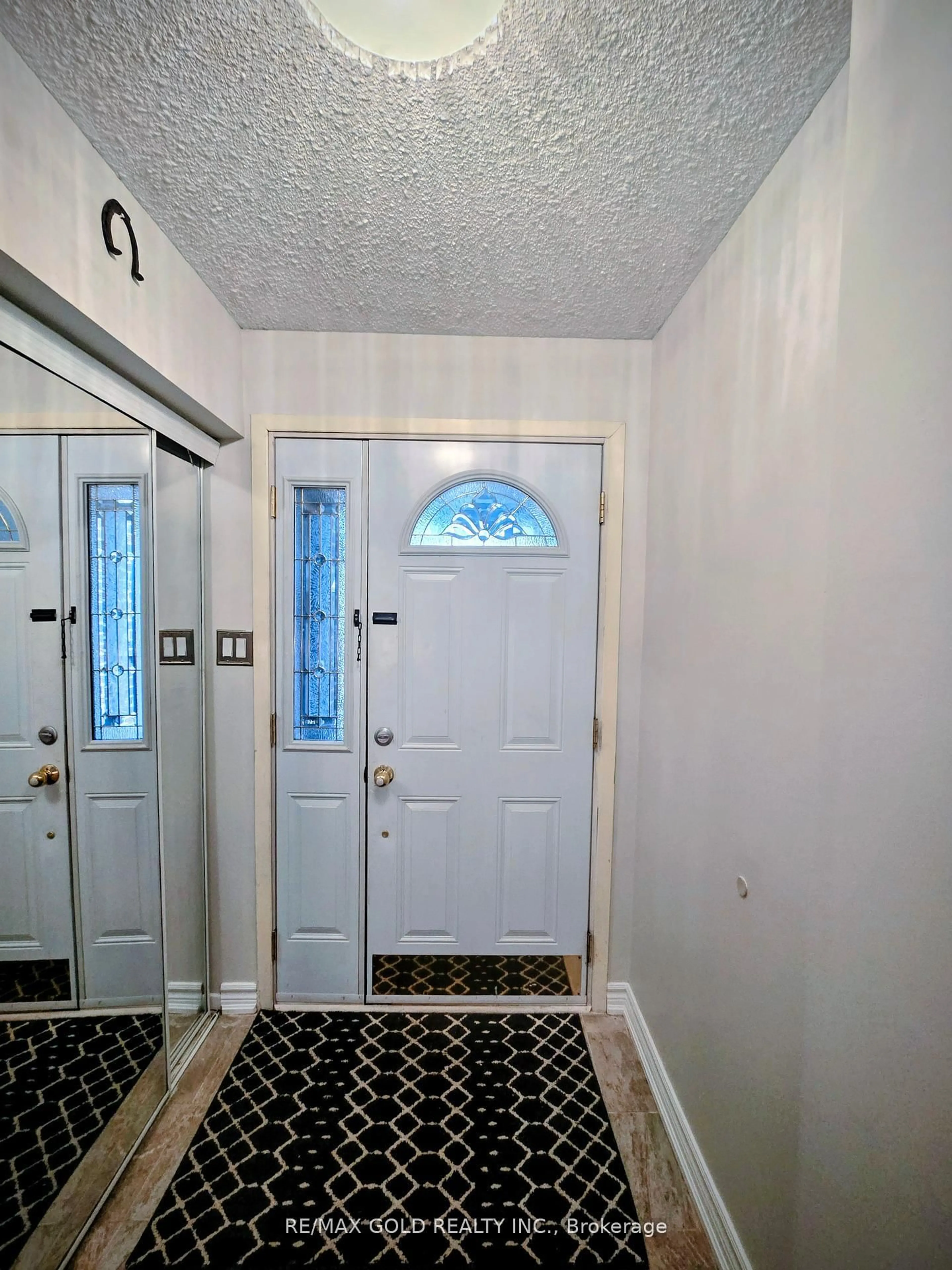 Indoor entryway for 7707 Darcel Ave #26, Mississauga Ontario L4T 3W9