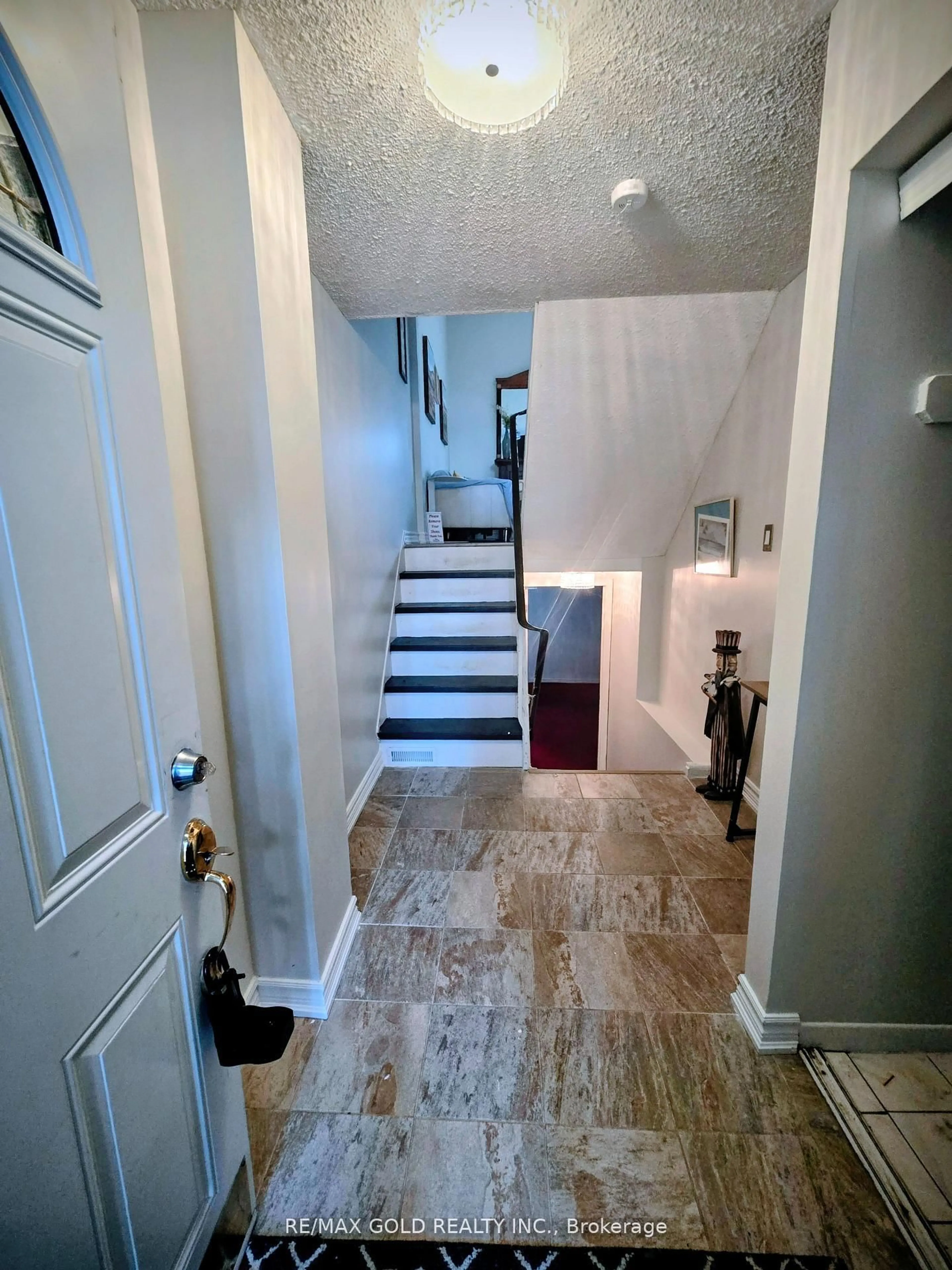 Indoor entryway for 7707 Darcel Ave #26, Mississauga Ontario L4T 3W9