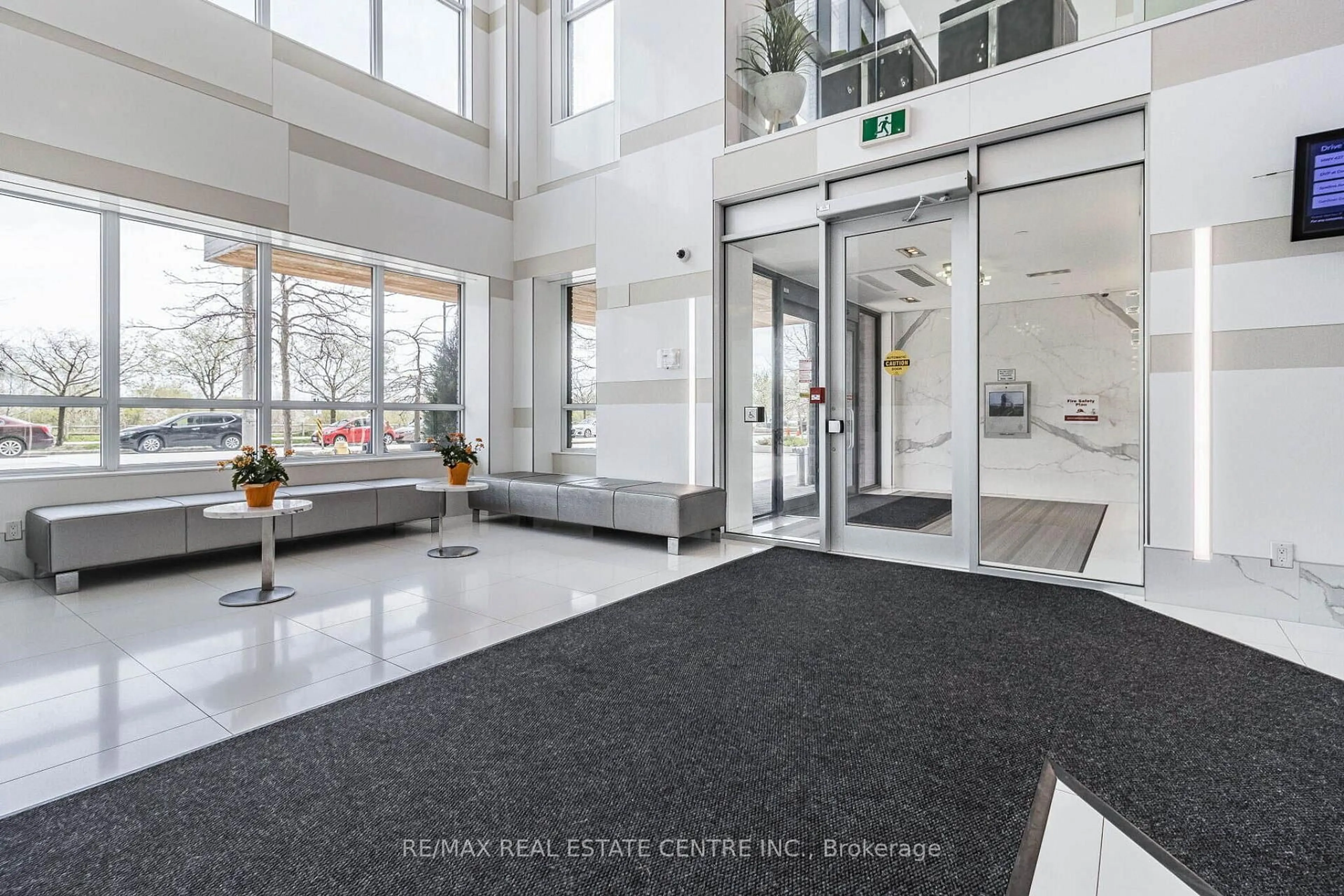 Indoor foyer for 110 Marine Parade Dr #207, Toronto Ontario M8V 4G1