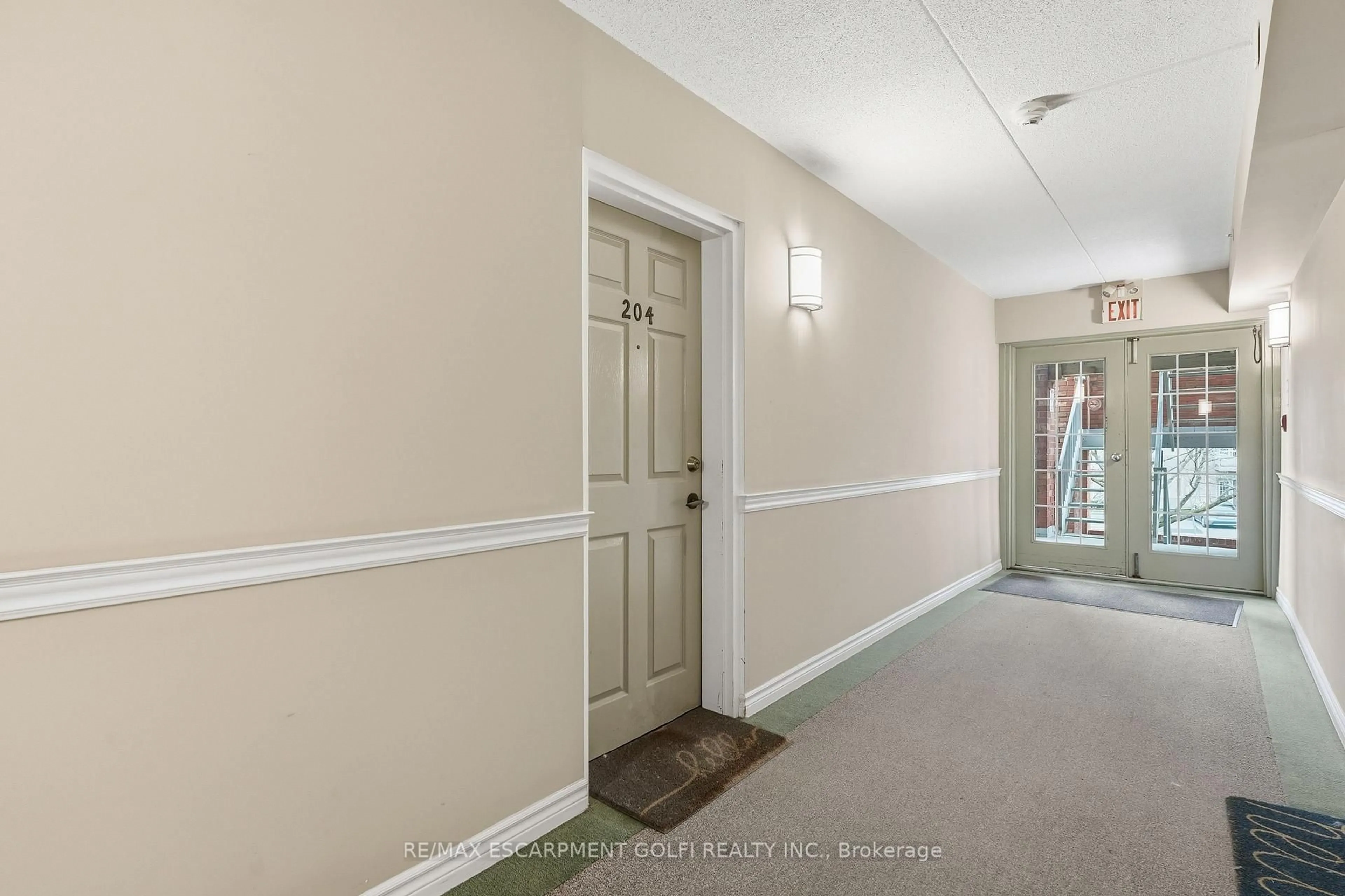 Indoor foyer for 4015 KILMER Dr #204, Burlington Ontario L7M 4M4