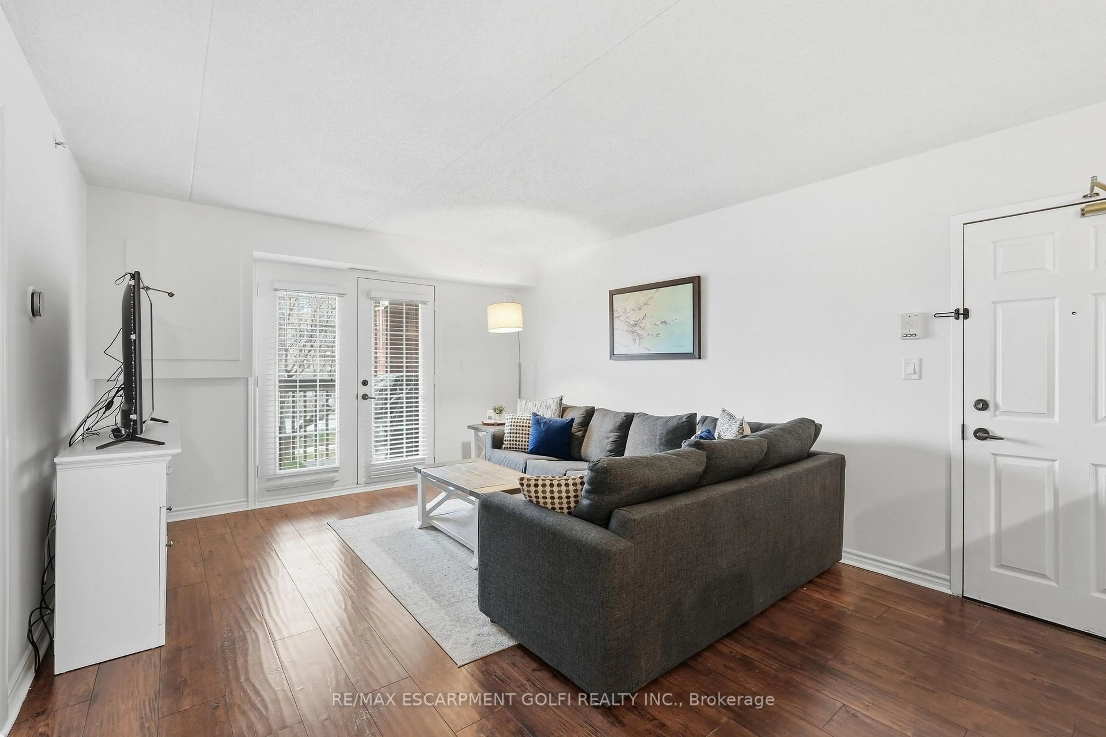 Living room with furniture, unknown for 4015 KILMER Dr #204, Burlington Ontario L7M 4M4