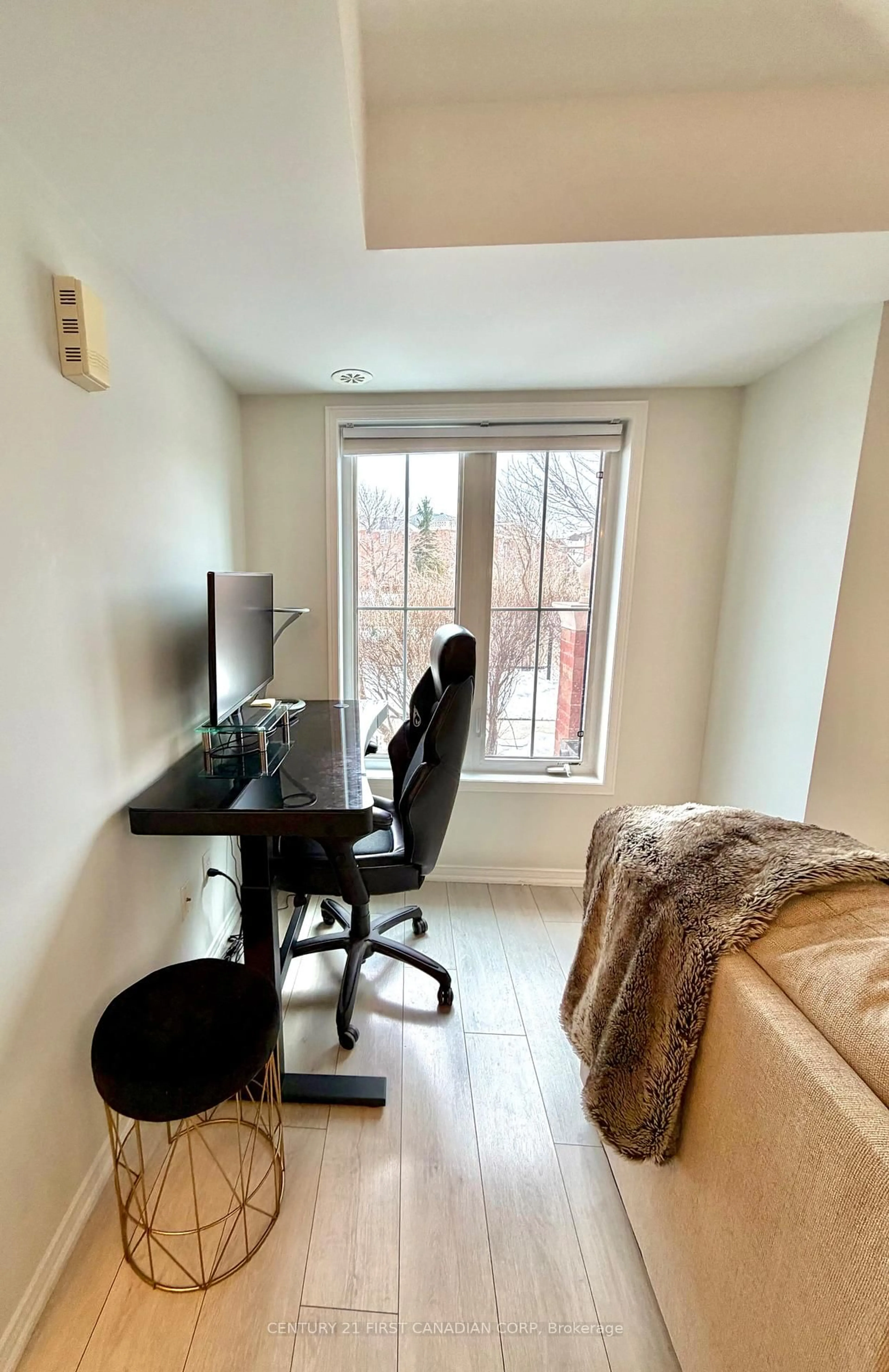 A pic of a room for 35 Hays Blvd #2, Oakville Ontario L6H 0J1