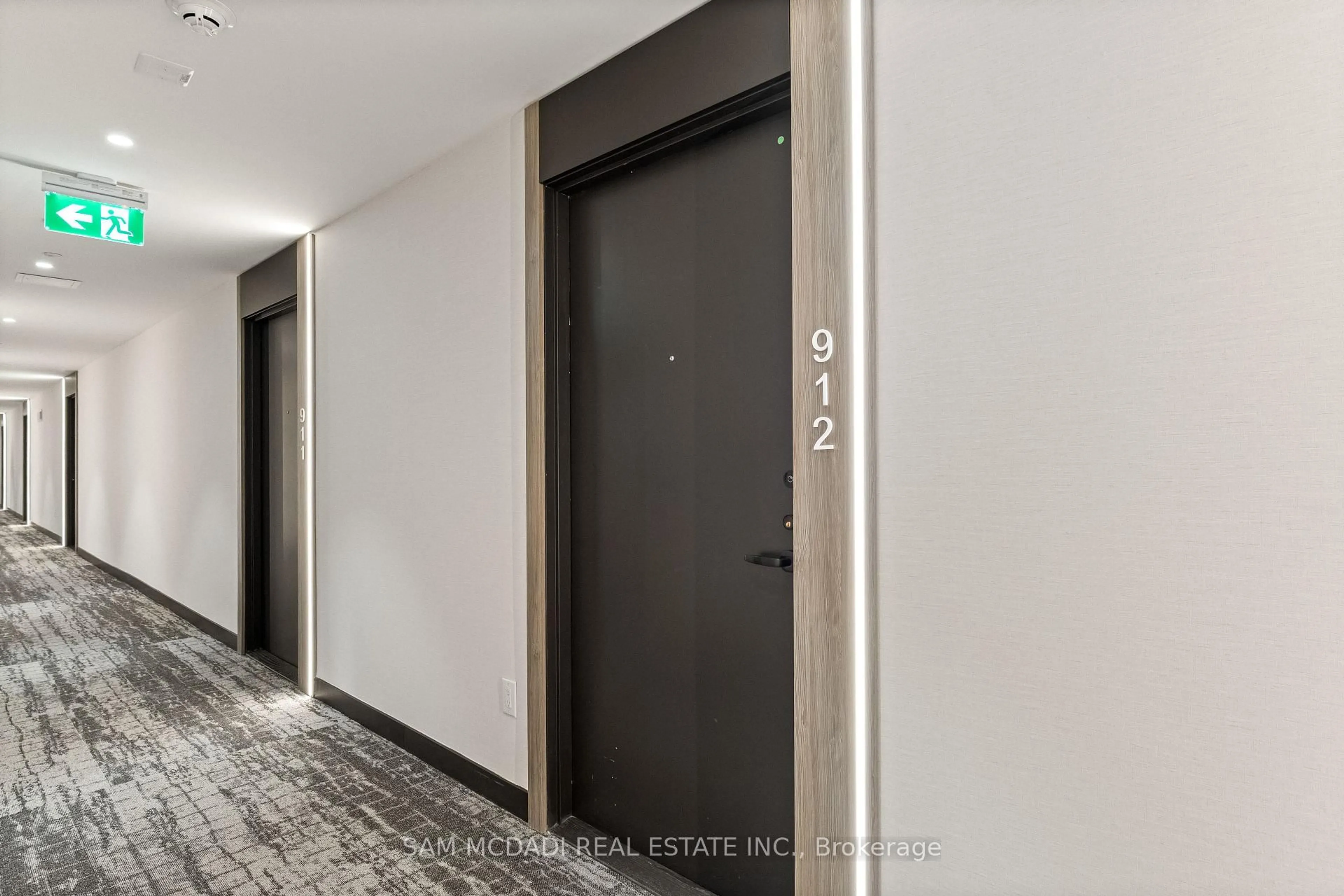 Indoor foyer for 220 Missinnihe Way #912, Mississauga Ontario L5H 0A9