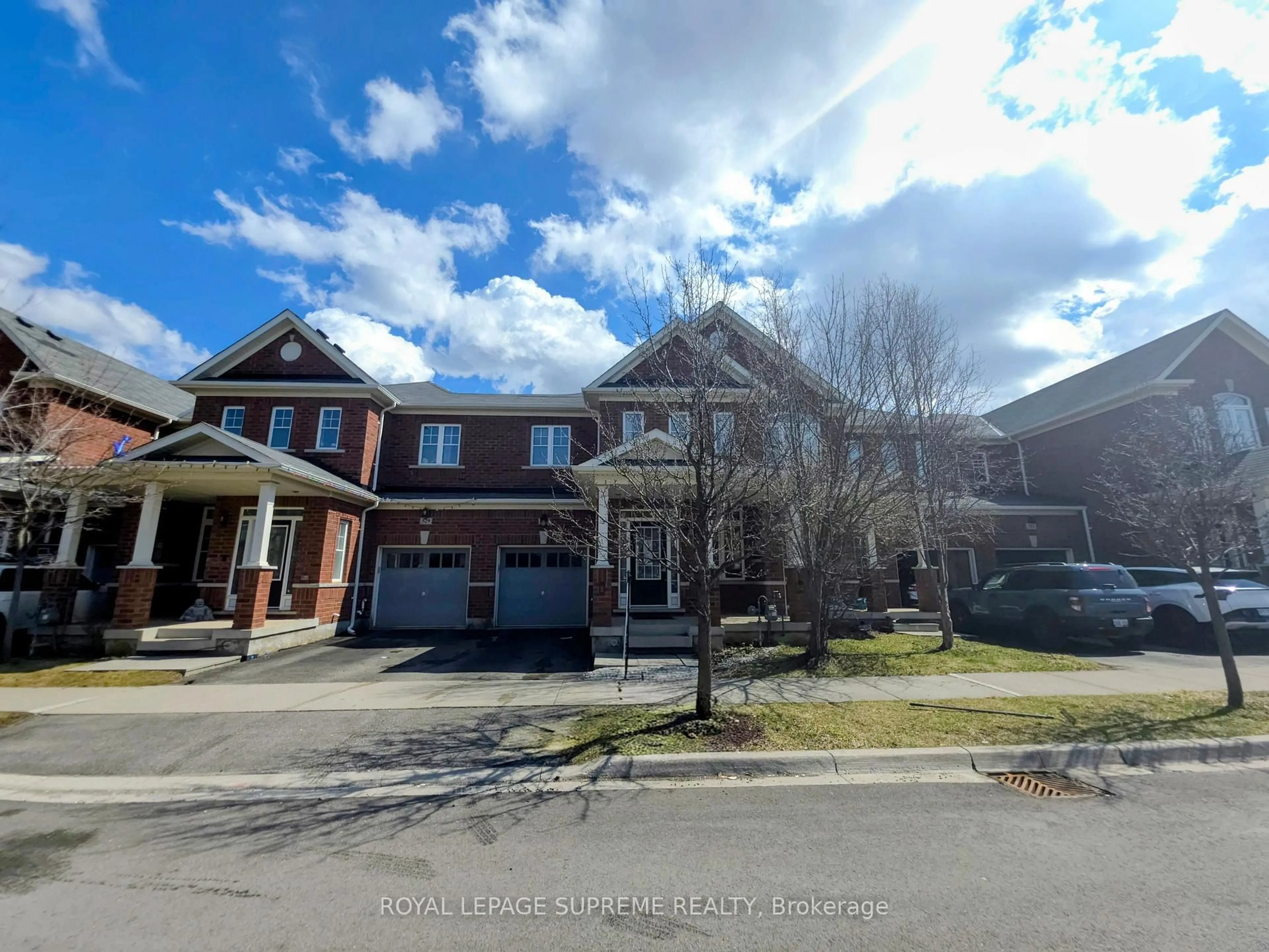 A pic from outside/outdoor area/front of a property/back of a property/a pic from drone, street for 527 Vaughan Crt, Milton Ontario L9T 8A7