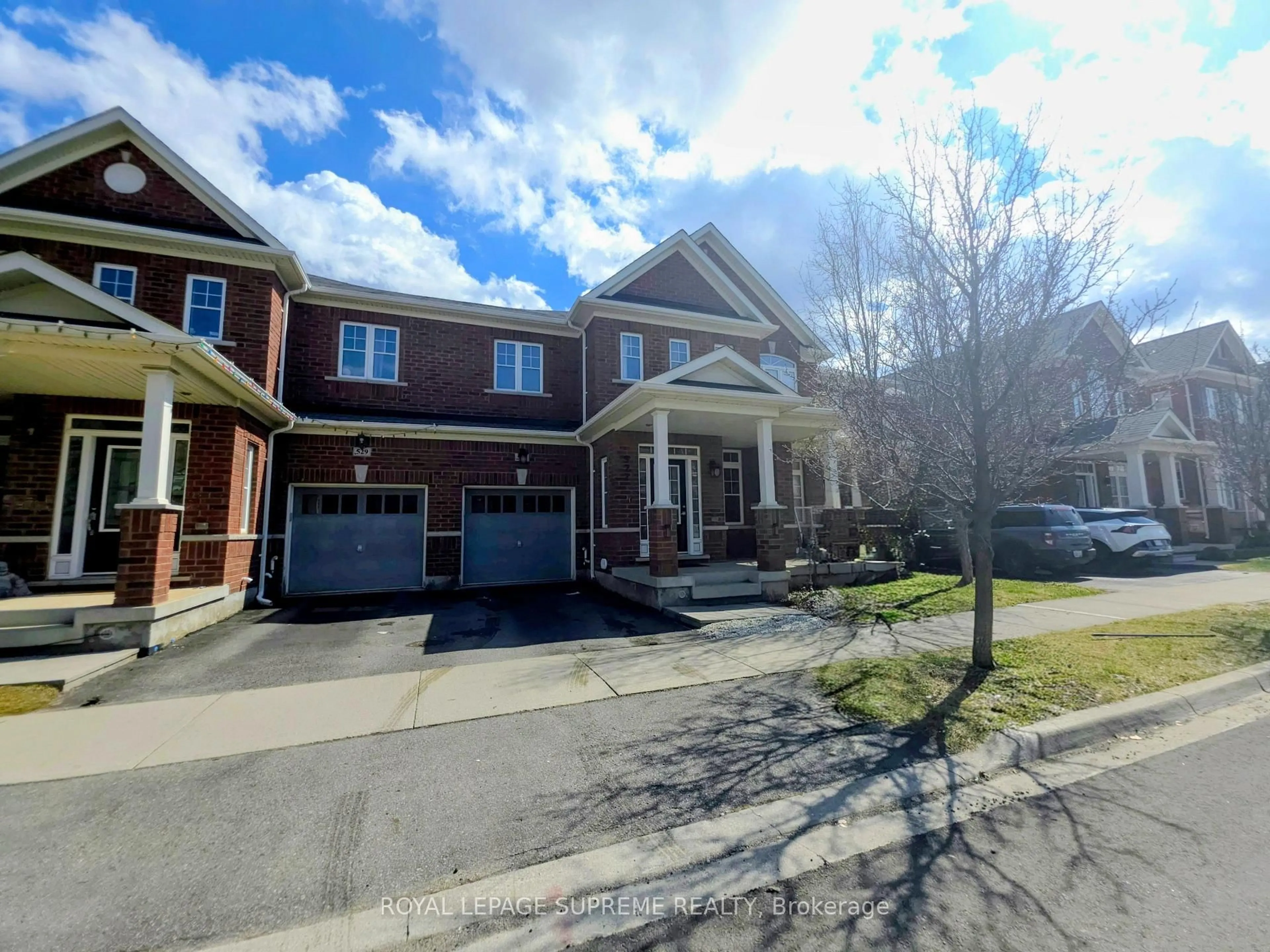 A pic from outside/outdoor area/front of a property/back of a property/a pic from drone, street for 527 Vaughan Crt, Milton Ontario L9T 8A7