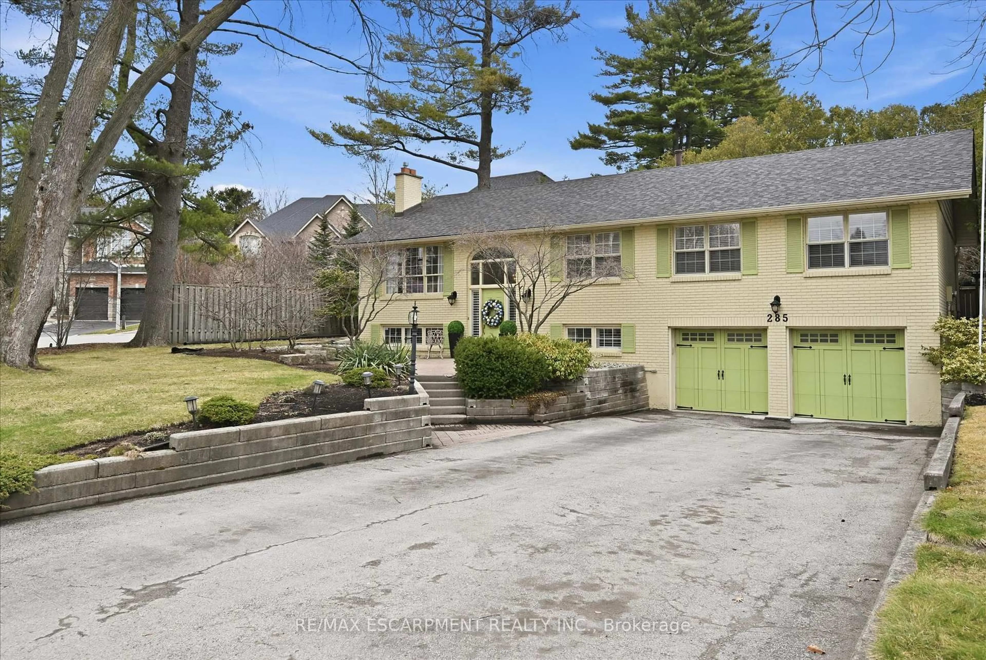 A pic from outside/outdoor area/front of a property/back of a property/a pic from drone, street for 285 Glen Afton Dr, Burlington Ontario L7L 1G8