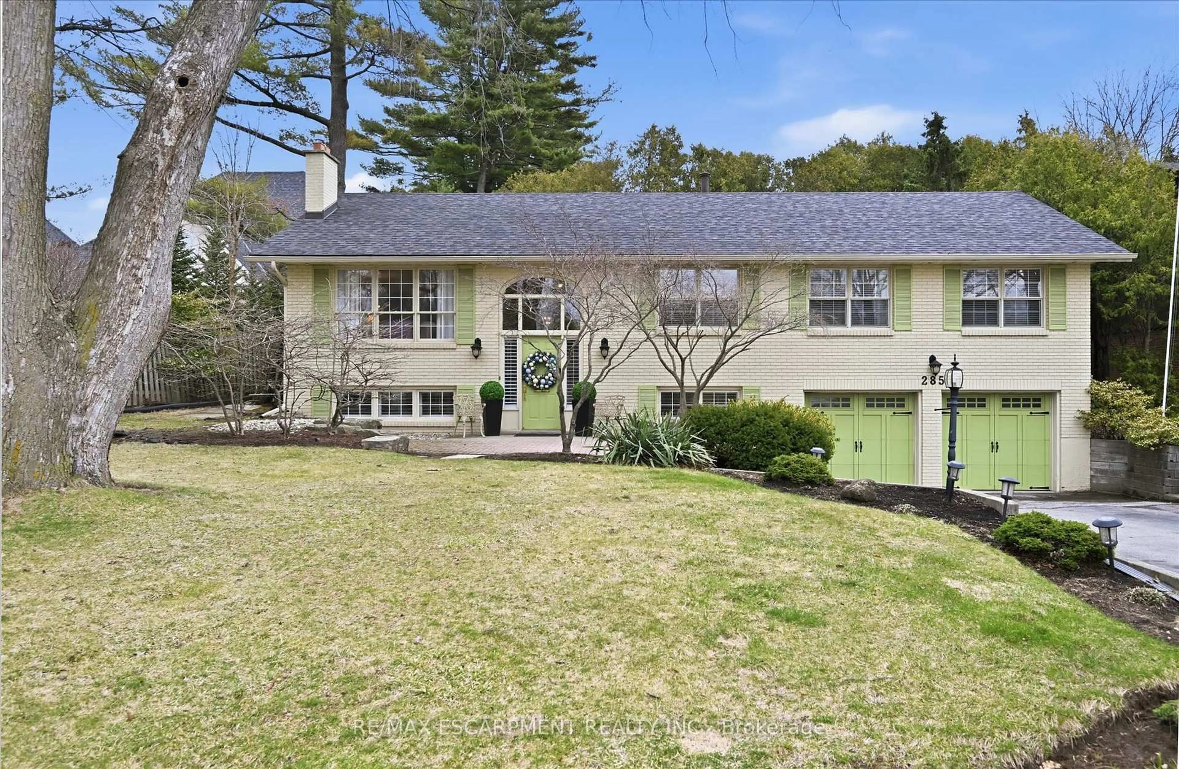 A pic from outside/outdoor area/front of a property/back of a property/a pic from drone, street for 285 Glen Afton Dr, Burlington Ontario L7L 1G8