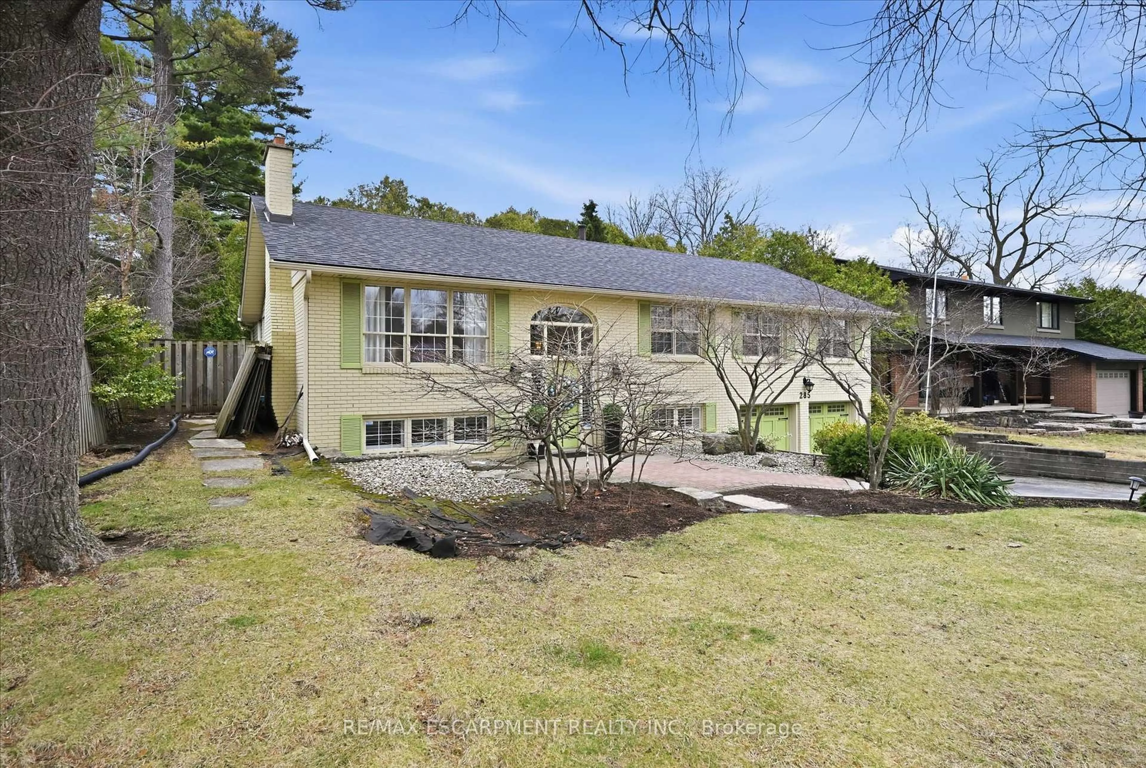 Home with vinyl exterior material, street for 285 Glen Afton Dr, Burlington Ontario L7L 1G8