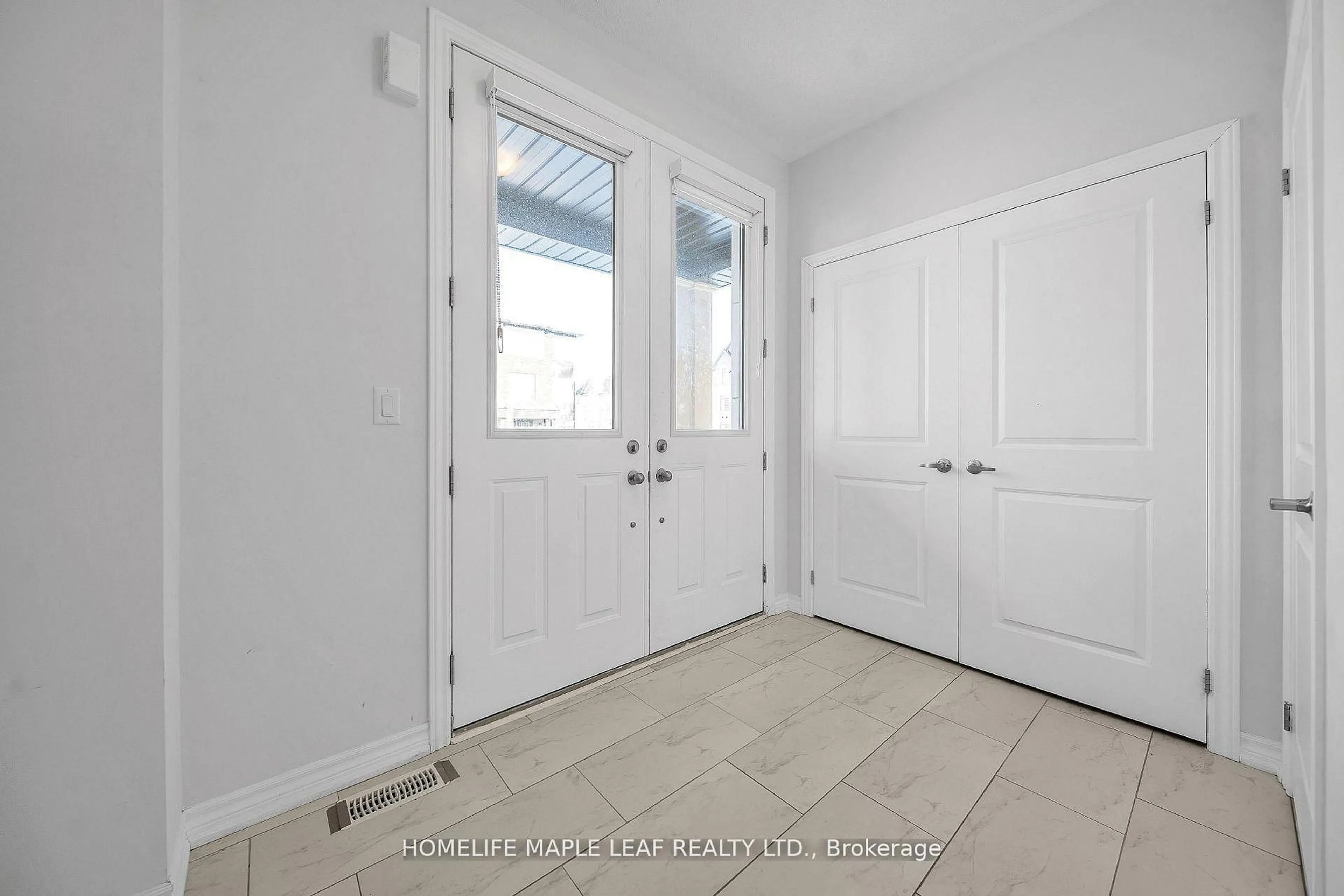 Indoor entryway for 32 Camino Real Dr, Caledon Ontario L7C 1Z9