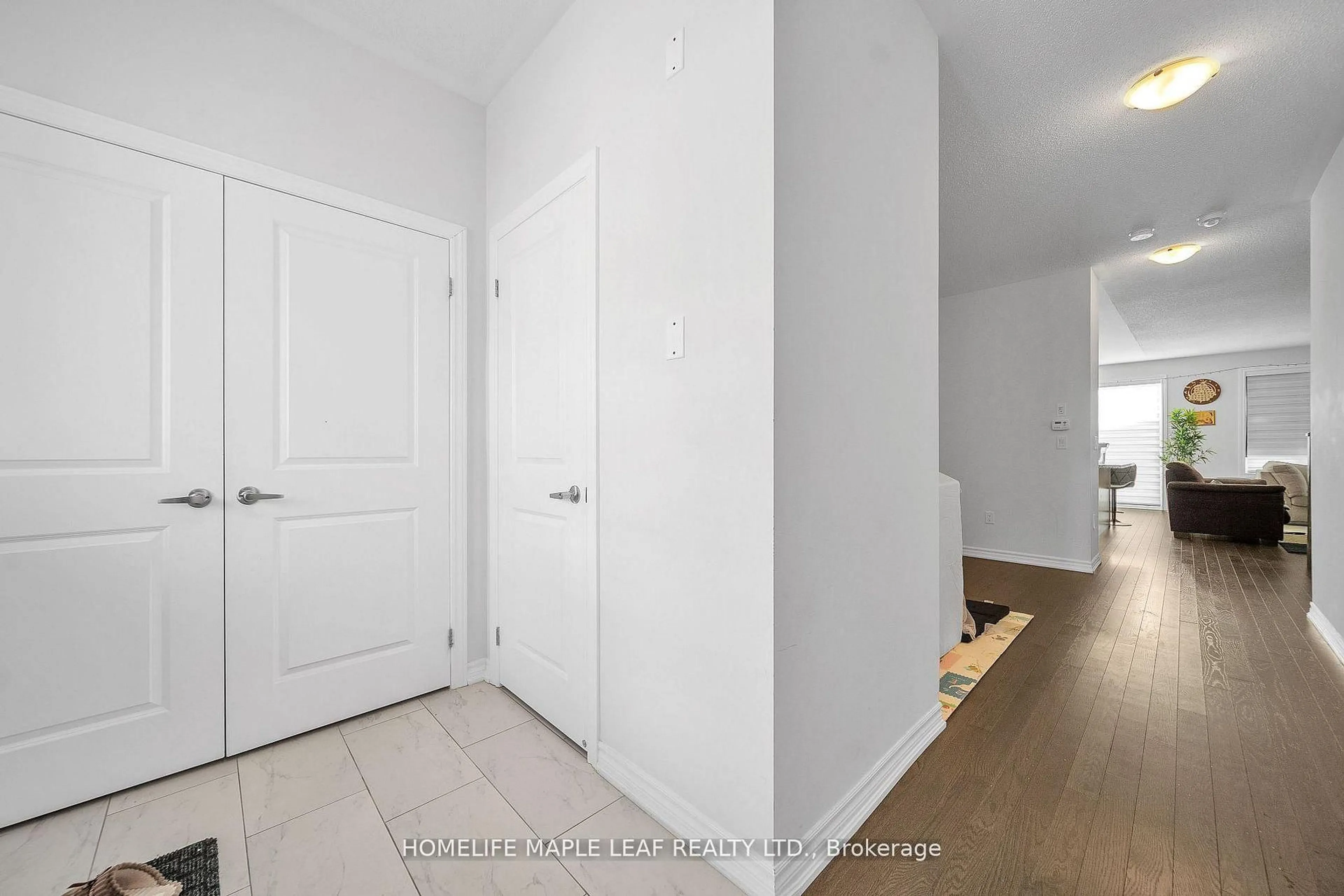 Indoor entryway for 32 Camino Real Dr, Caledon Ontario L7C 1Z9