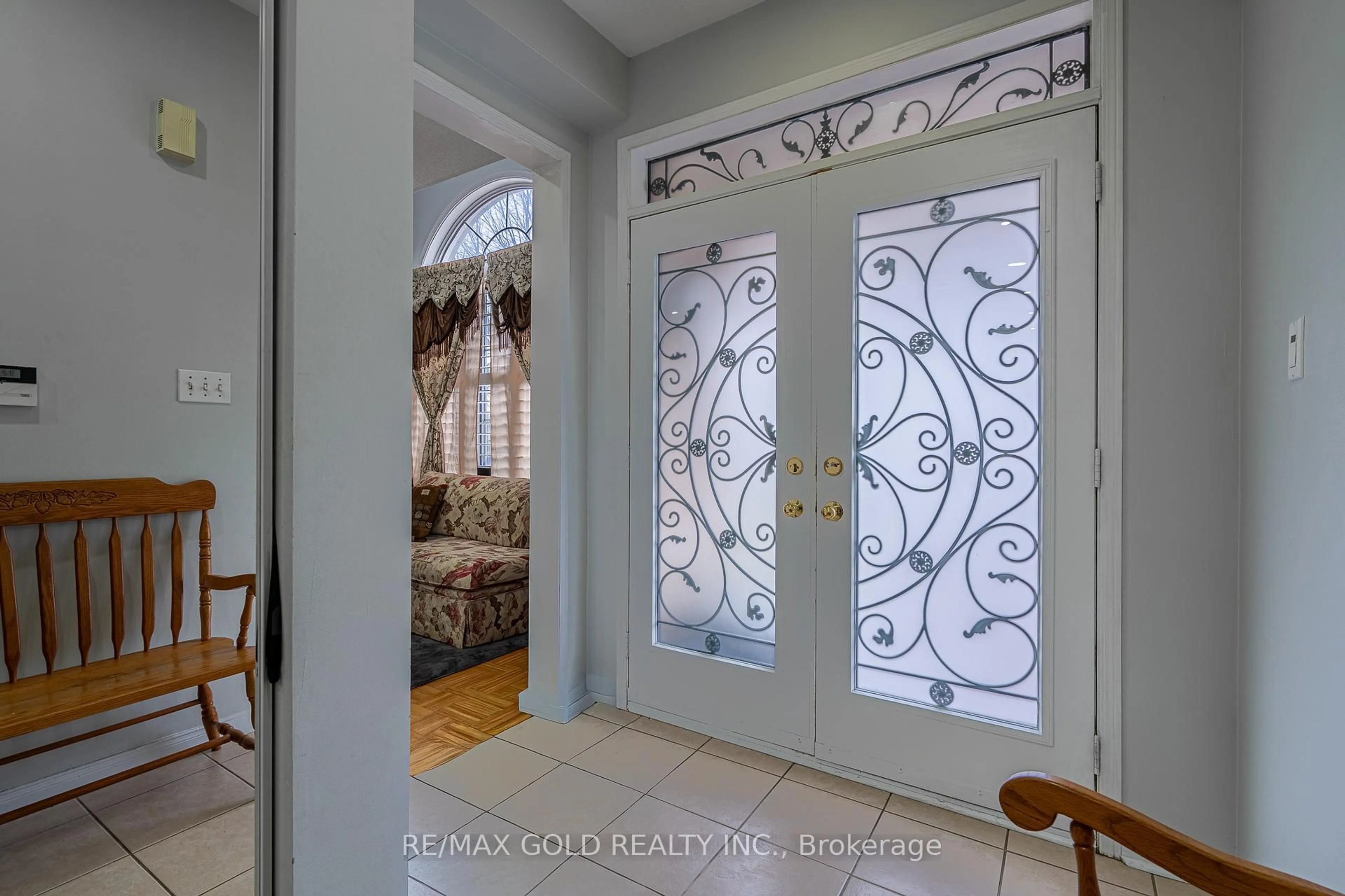 Indoor entryway for 10 Sugarcane Ave, Brampton Ontario L6R 3C8