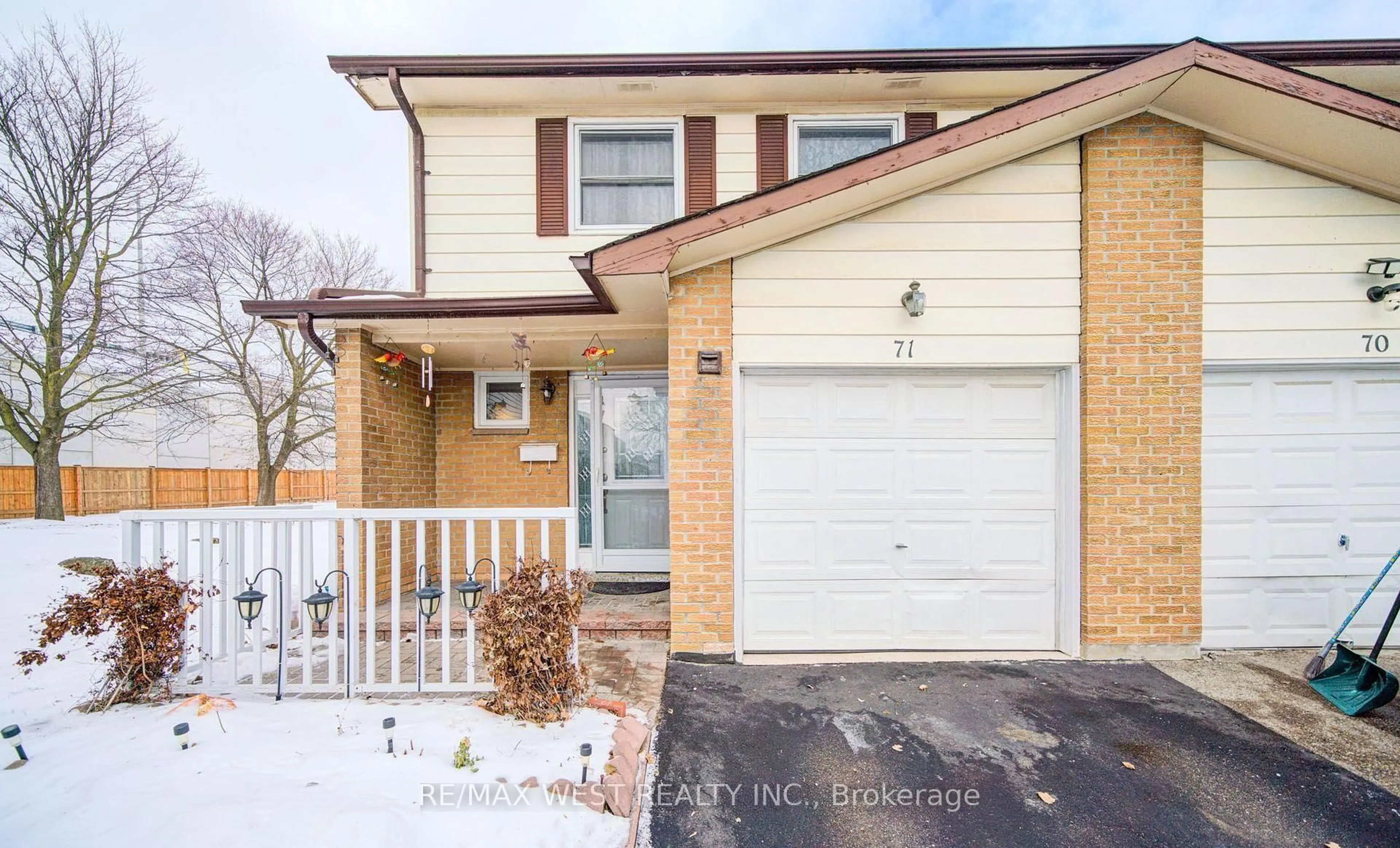 Home with brick exterior material, street for 3525 Brandon Gate Dr #71, Mississauga Ontario L4T 3M3