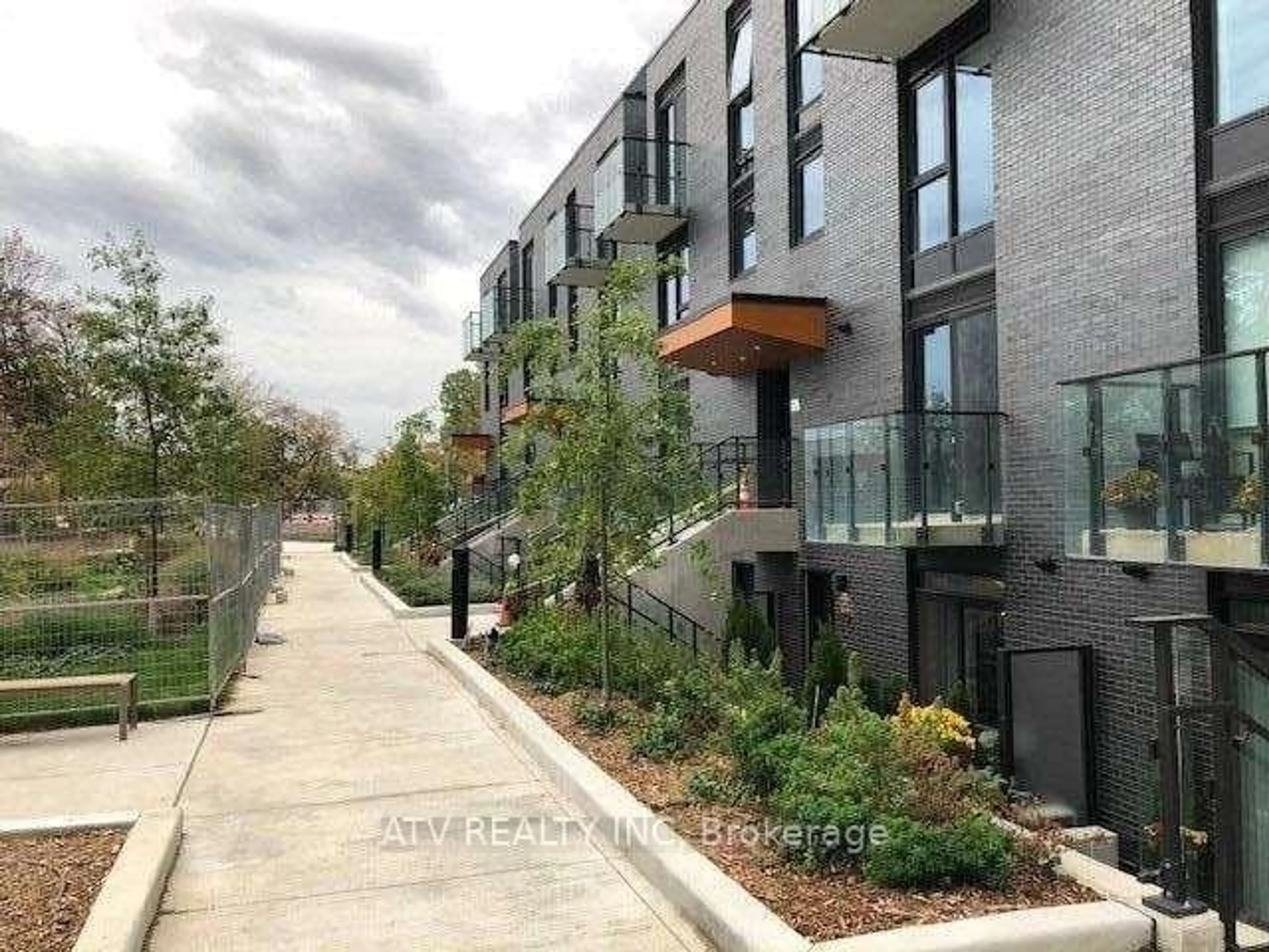 Patio, street for 10 Brin Dr #TH17, Toronto Ontario M8X 0B3