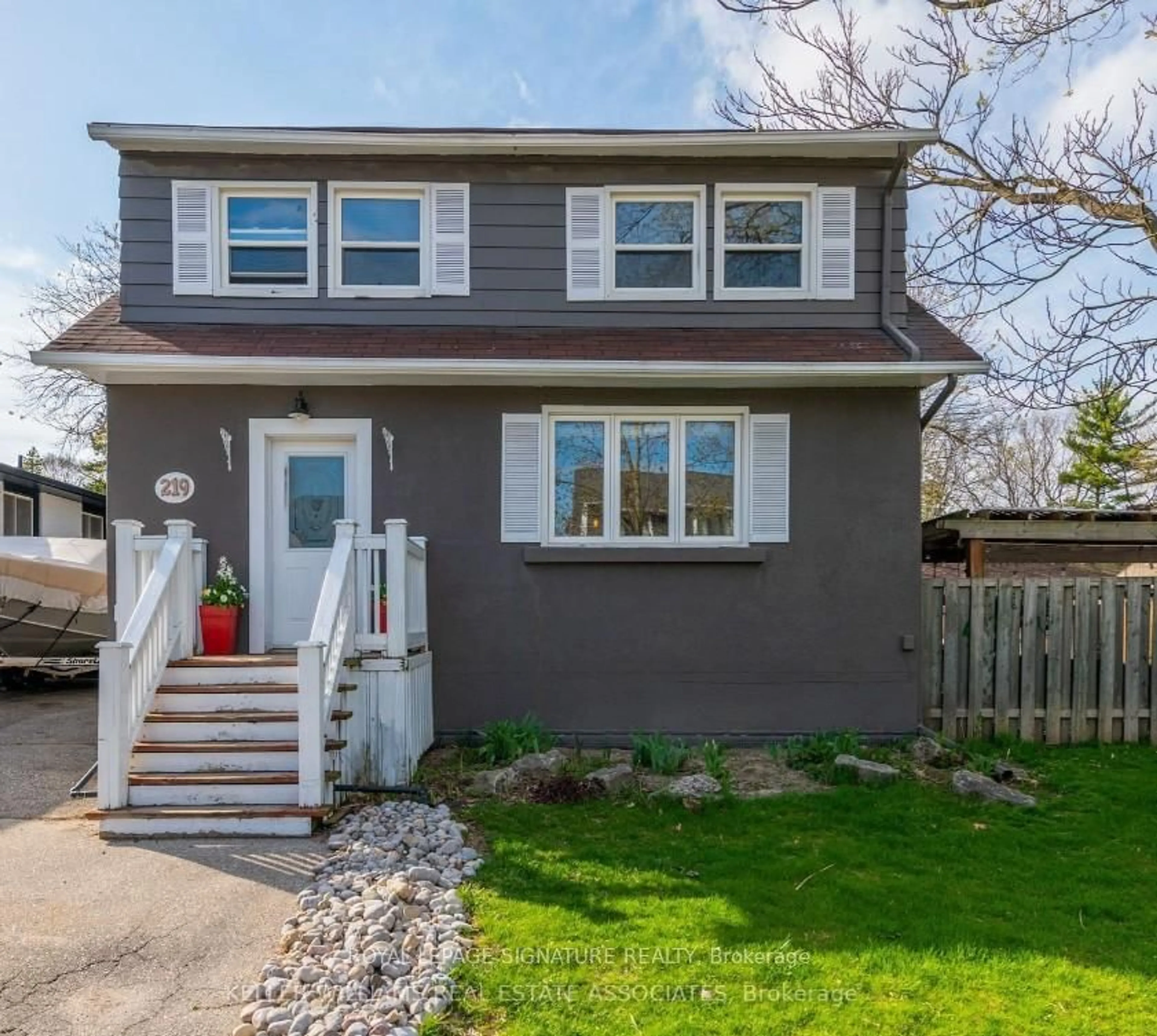 Home with vinyl exterior material, street for 219 Angelene St, Mississauga Ontario L5G 1X3