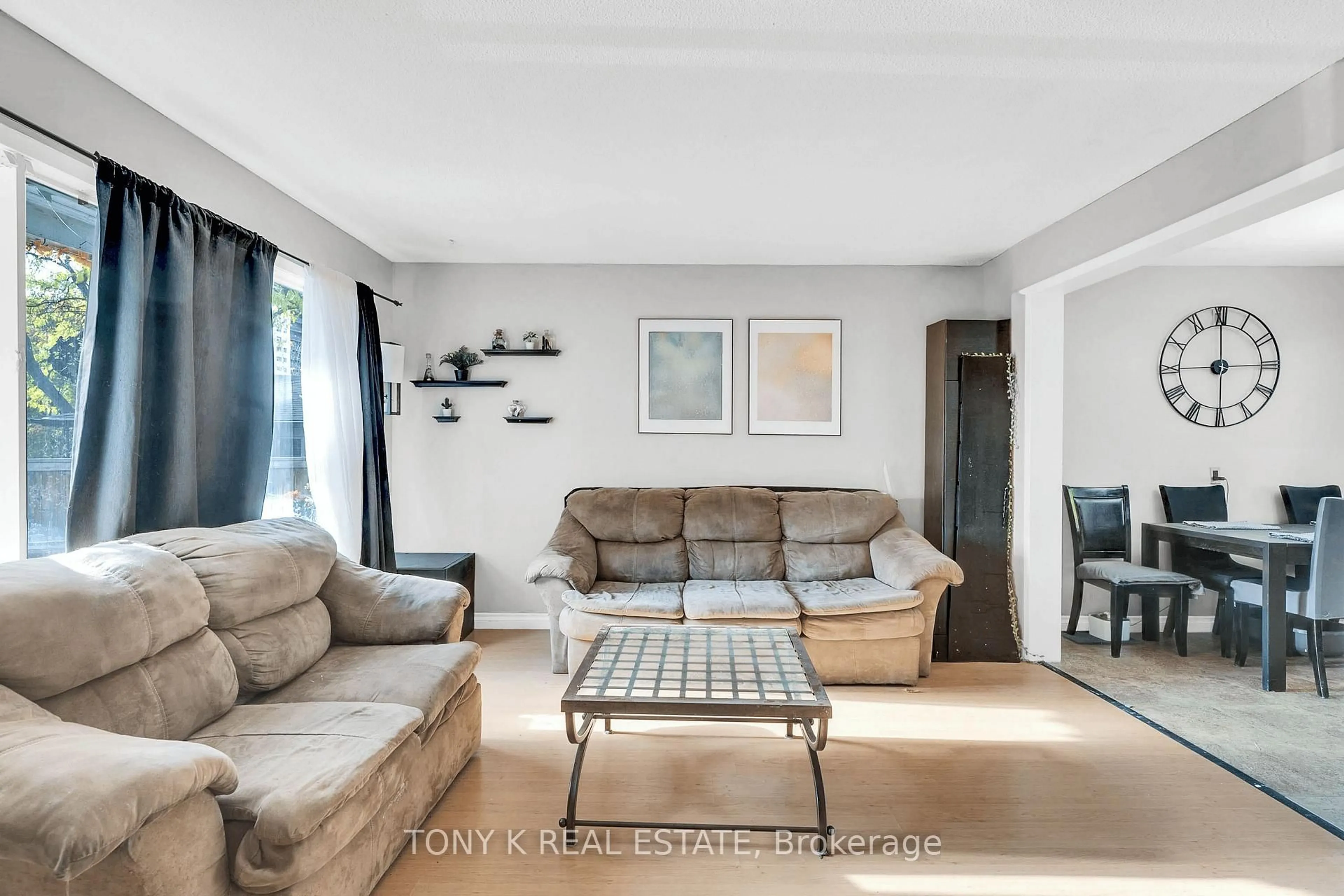 Living room with furniture, unknown for 925 Francis Rd, Burlington Ontario L7T 3Z1