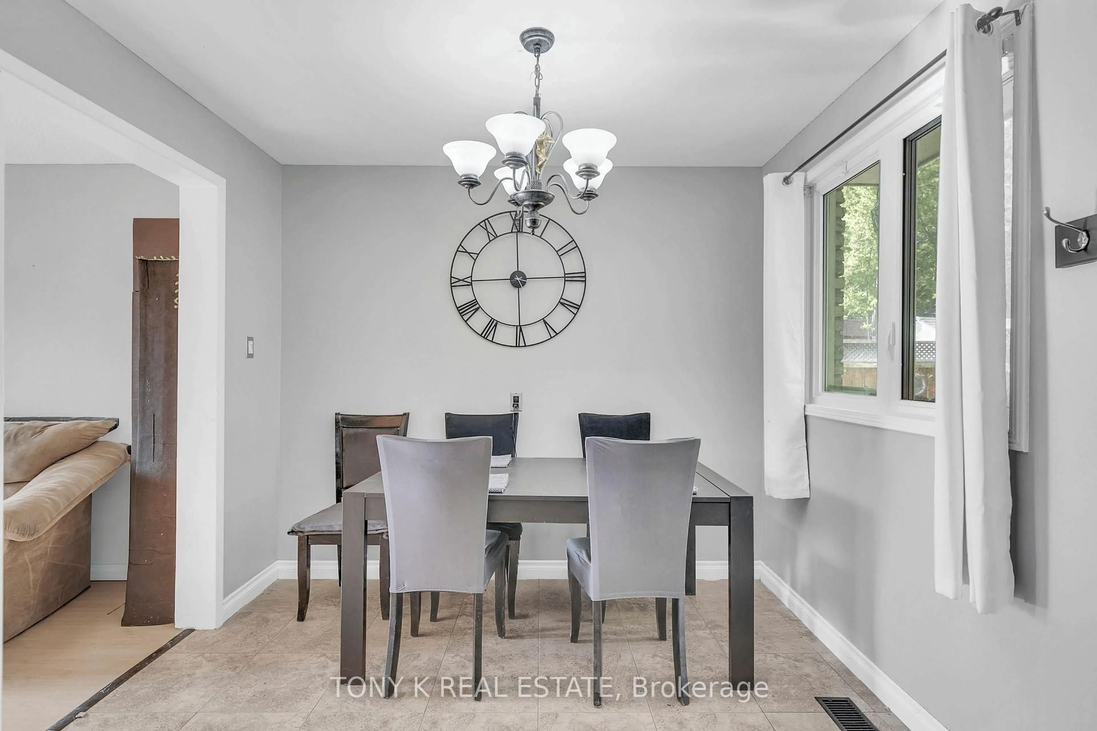 Dining room, unknown for 925 Francis Rd, Burlington Ontario L7T 3Z1