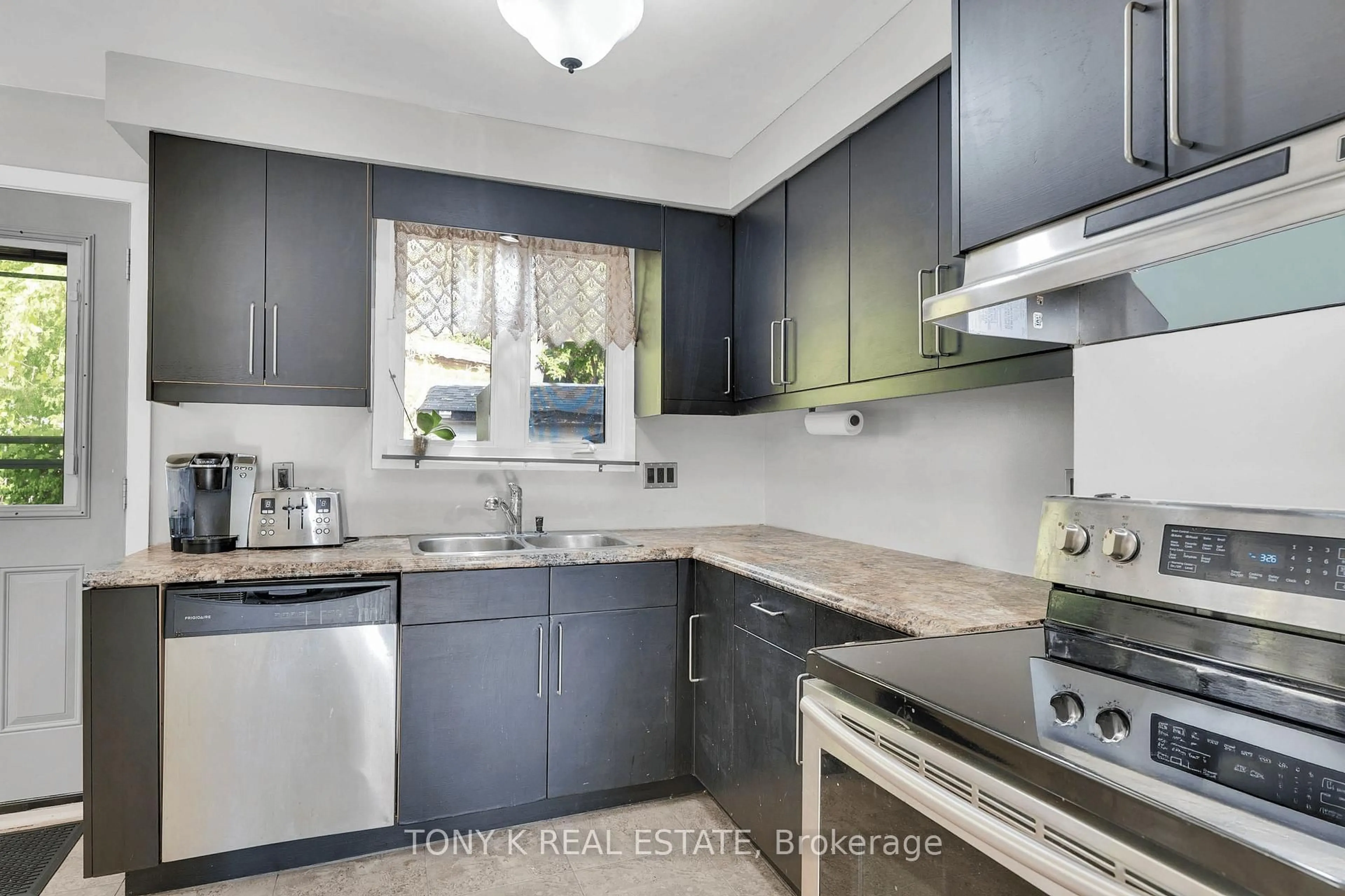 Standard kitchen, unknown for 925 Francis Rd, Burlington Ontario L7T 3Z1