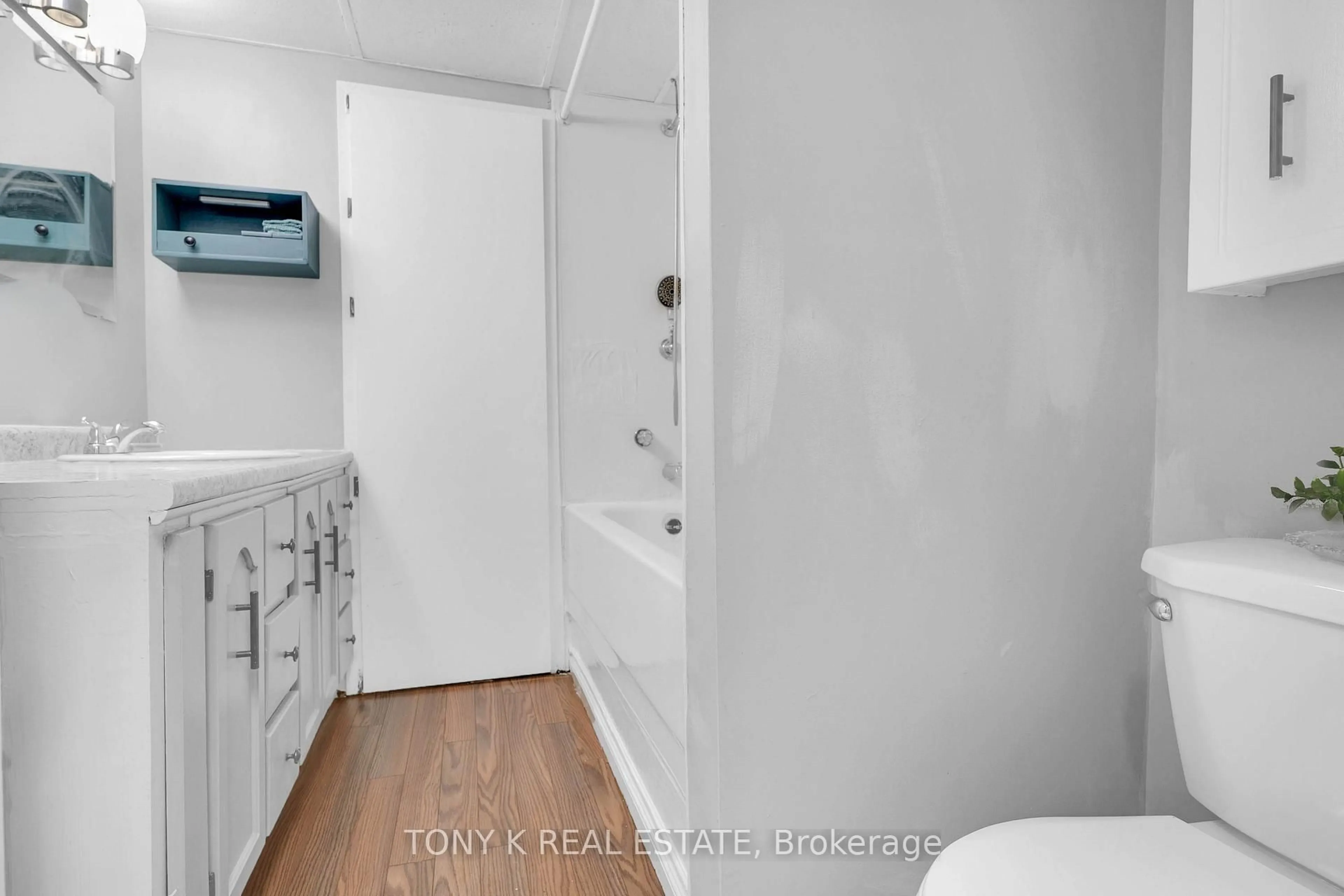 Standard bathroom, unknown for 925 Francis Rd, Burlington Ontario L7T 3Z1