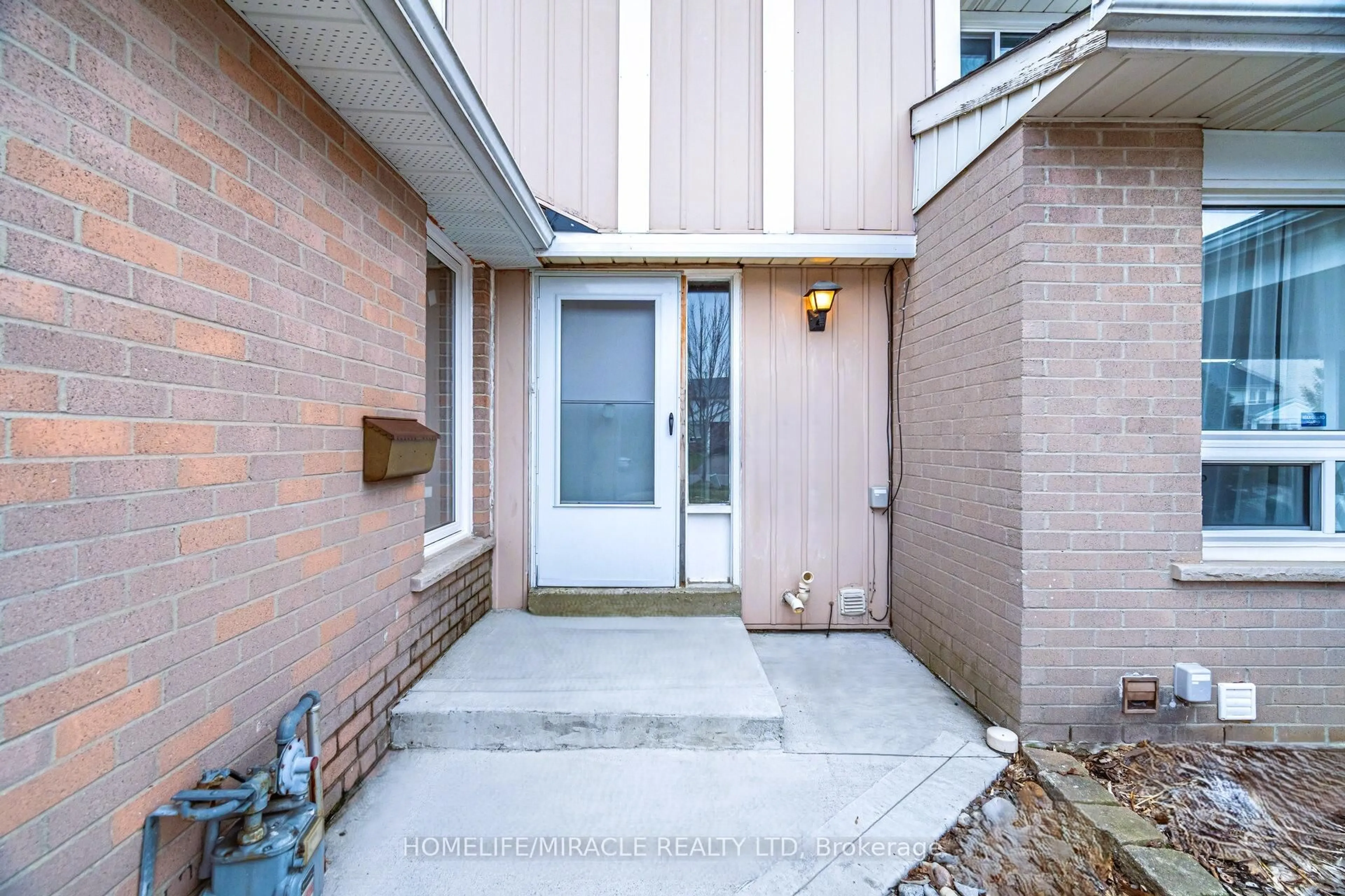 Indoor entryway for 62 Elmvale Ave, Brampton Ontario L6Z 1A5