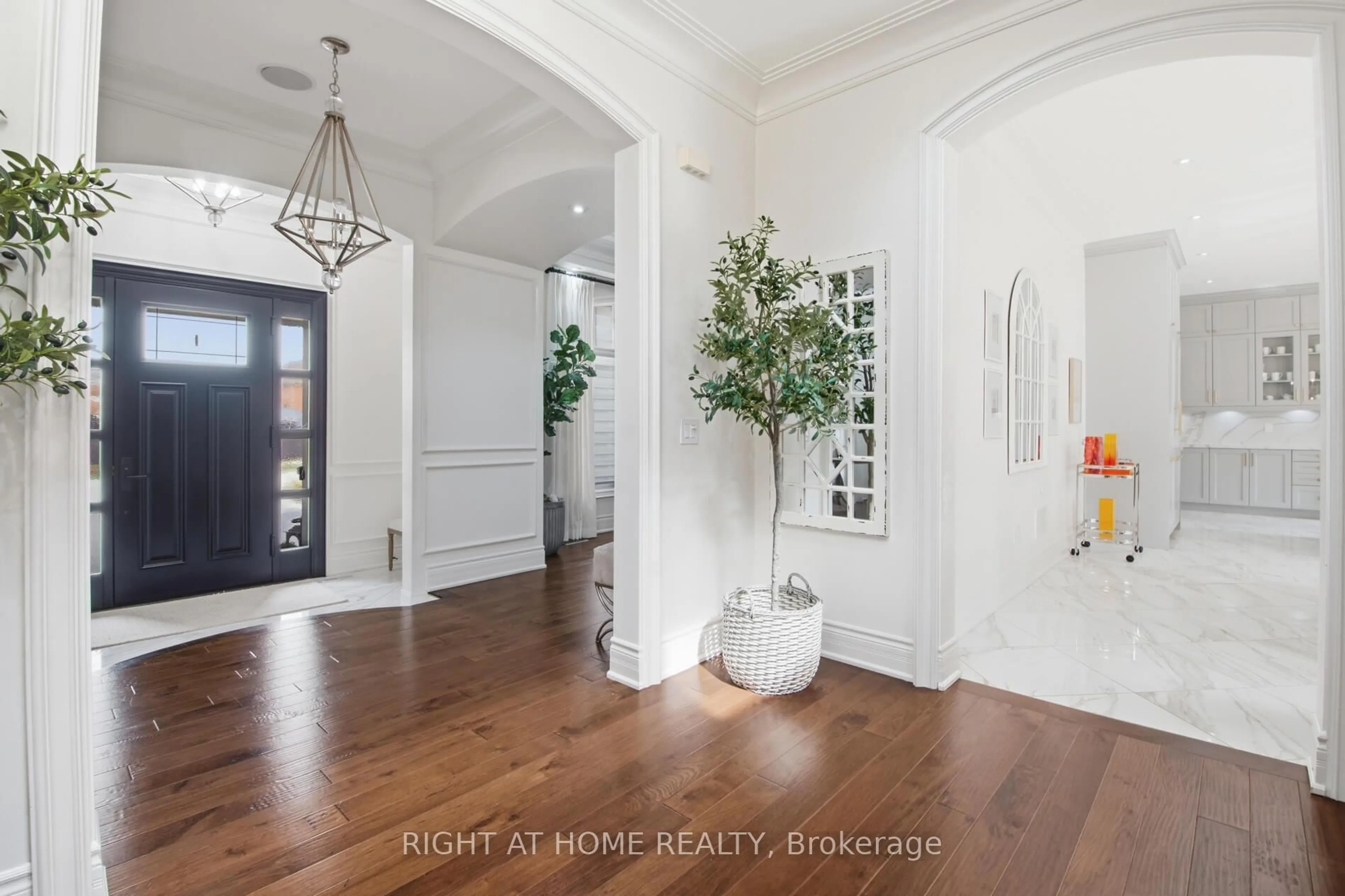 Indoor entryway for 55 Burlwood Rd, Brampton Ontario L6P 4E7