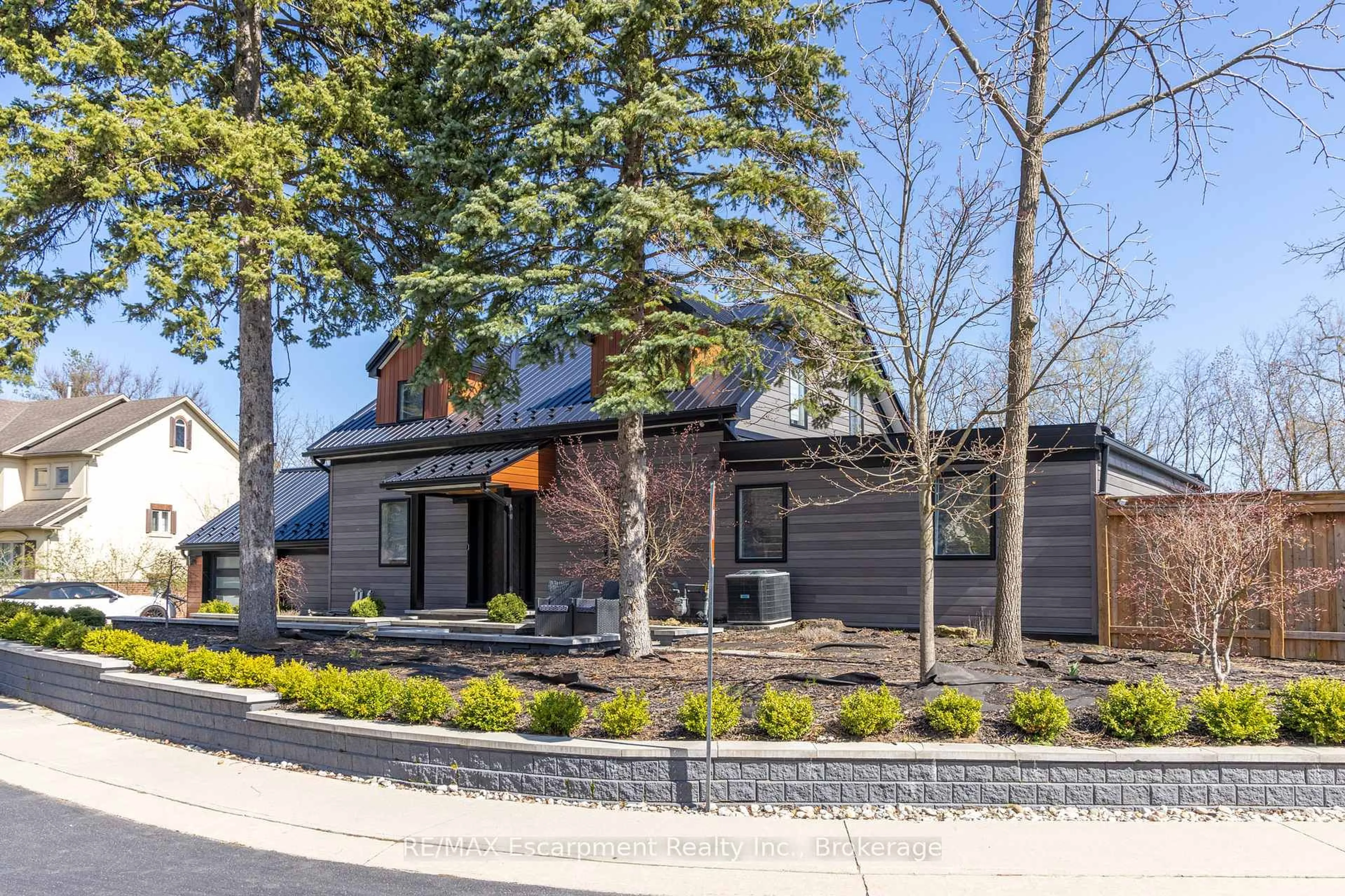 Home with brick exterior material, street for 676 Bayshore Blvd, Burlington Ontario L7T 1T2