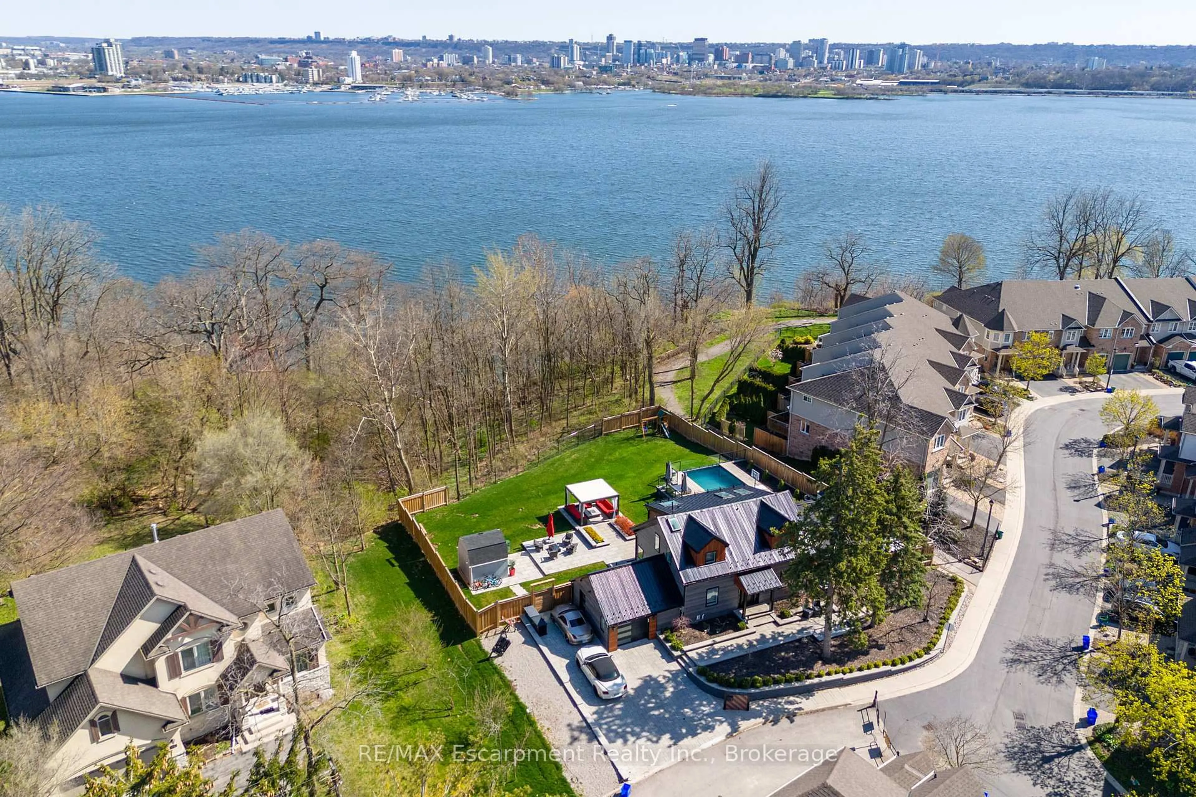 A pic from outside/outdoor area/front of a property/back of a property/a pic from drone, water/lake/river/ocean view for 676 Bayshore Blvd, Burlington Ontario L7T 1T2